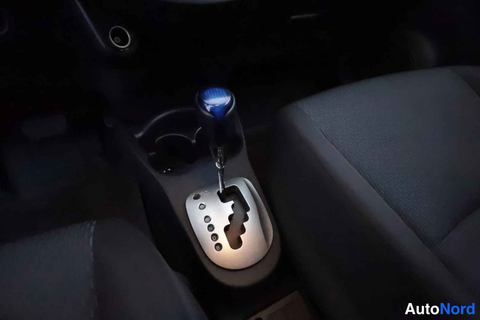 Valkoinen Toyota Yaris Hybrid 2014, ohjaamo, kuva 16