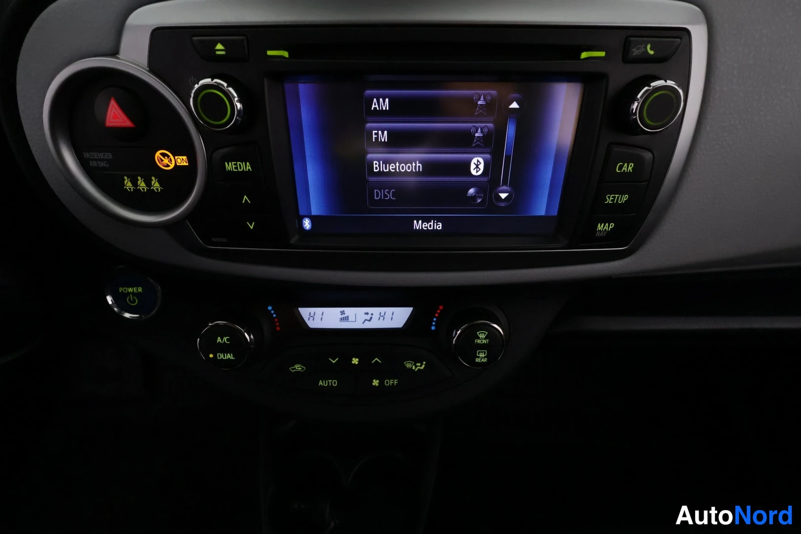 Valkoinen Toyota Yaris Hybrid 2014, yksityiskohta, kuva 29