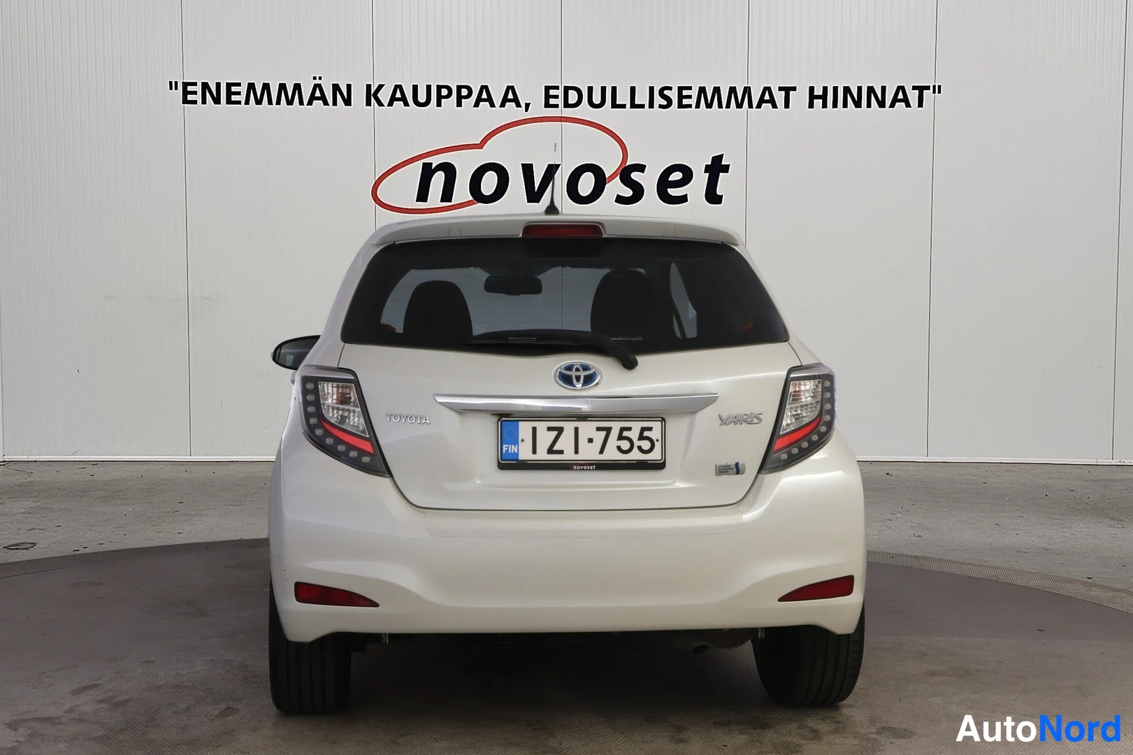 Valkoinen Toyota Yaris Hybrid 2014, takaa, kuva 6