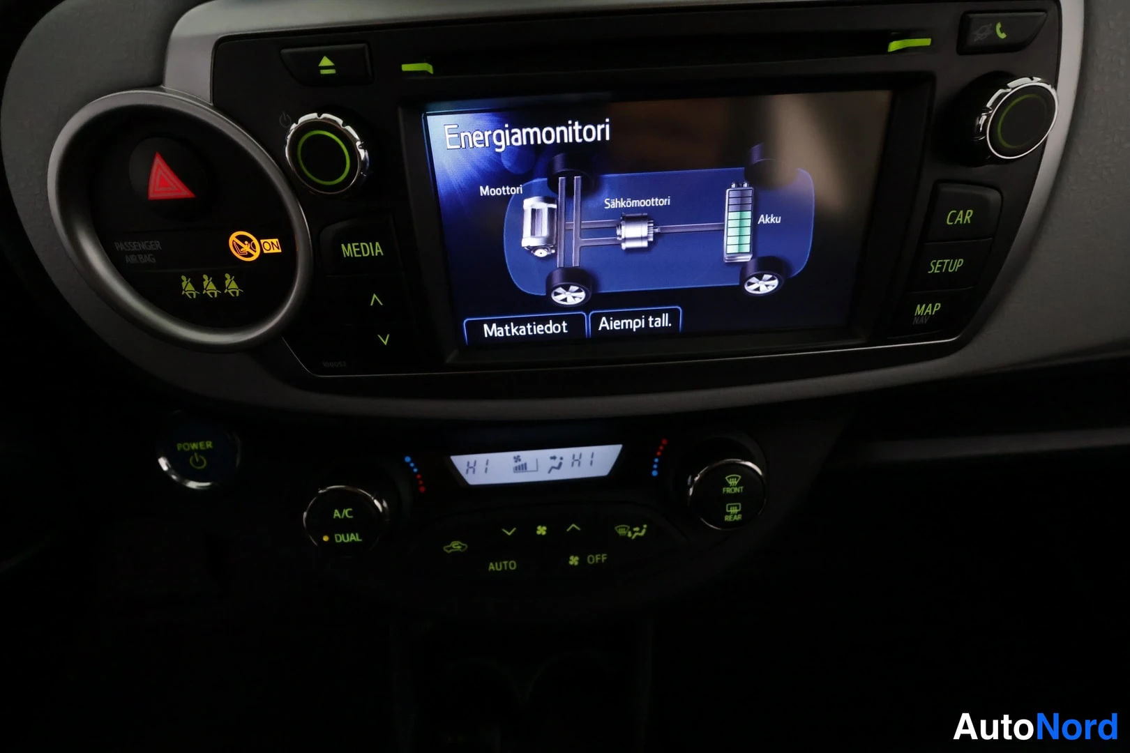 Valkoinen Toyota Yaris Hybrid 2014, yksityiskohta, kuva 35