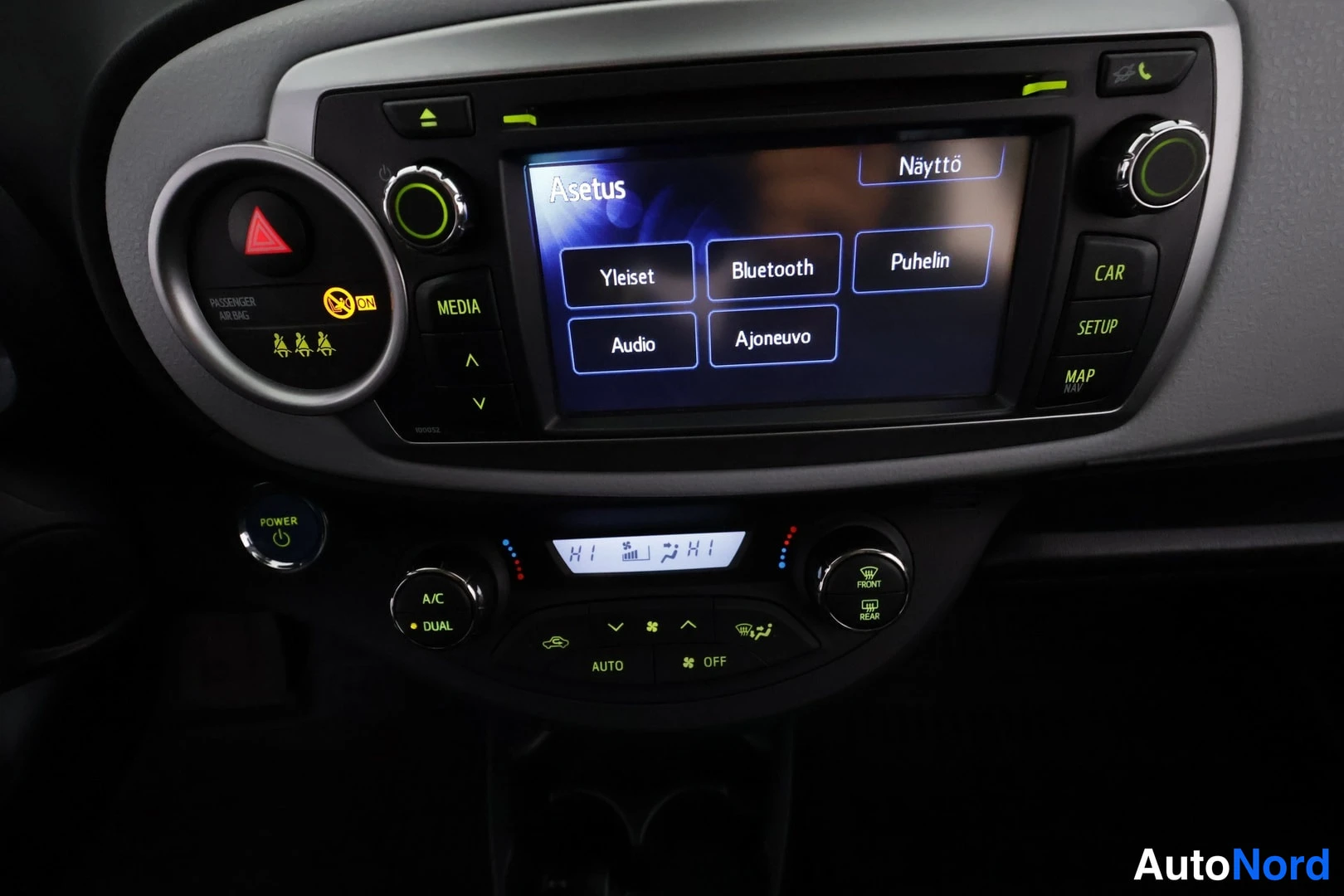 Valkoinen Toyota Yaris Hybrid 2014, yksityiskohta, kuva 30