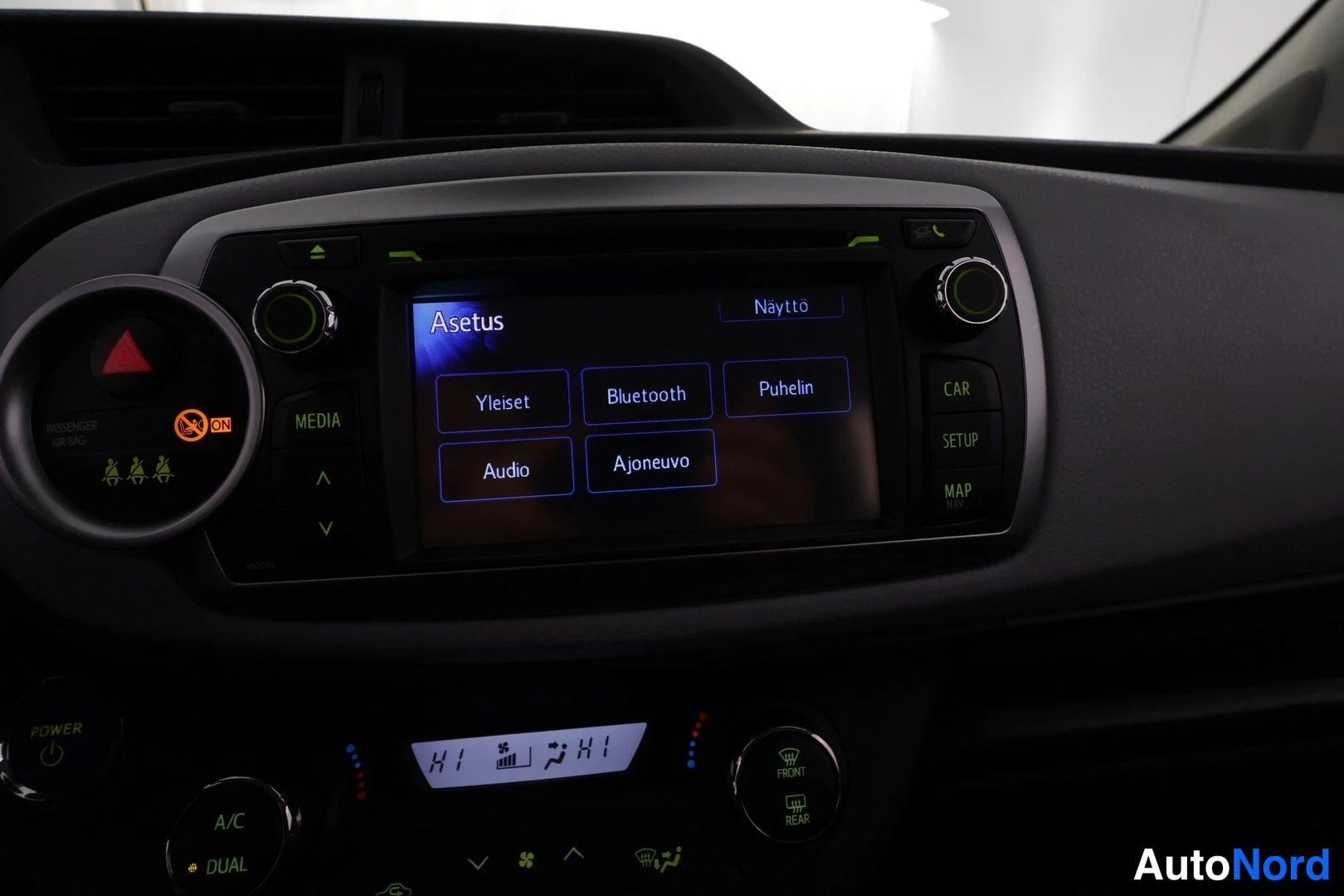 Valkoinen Toyota Yaris Hybrid 2014, kuva 39