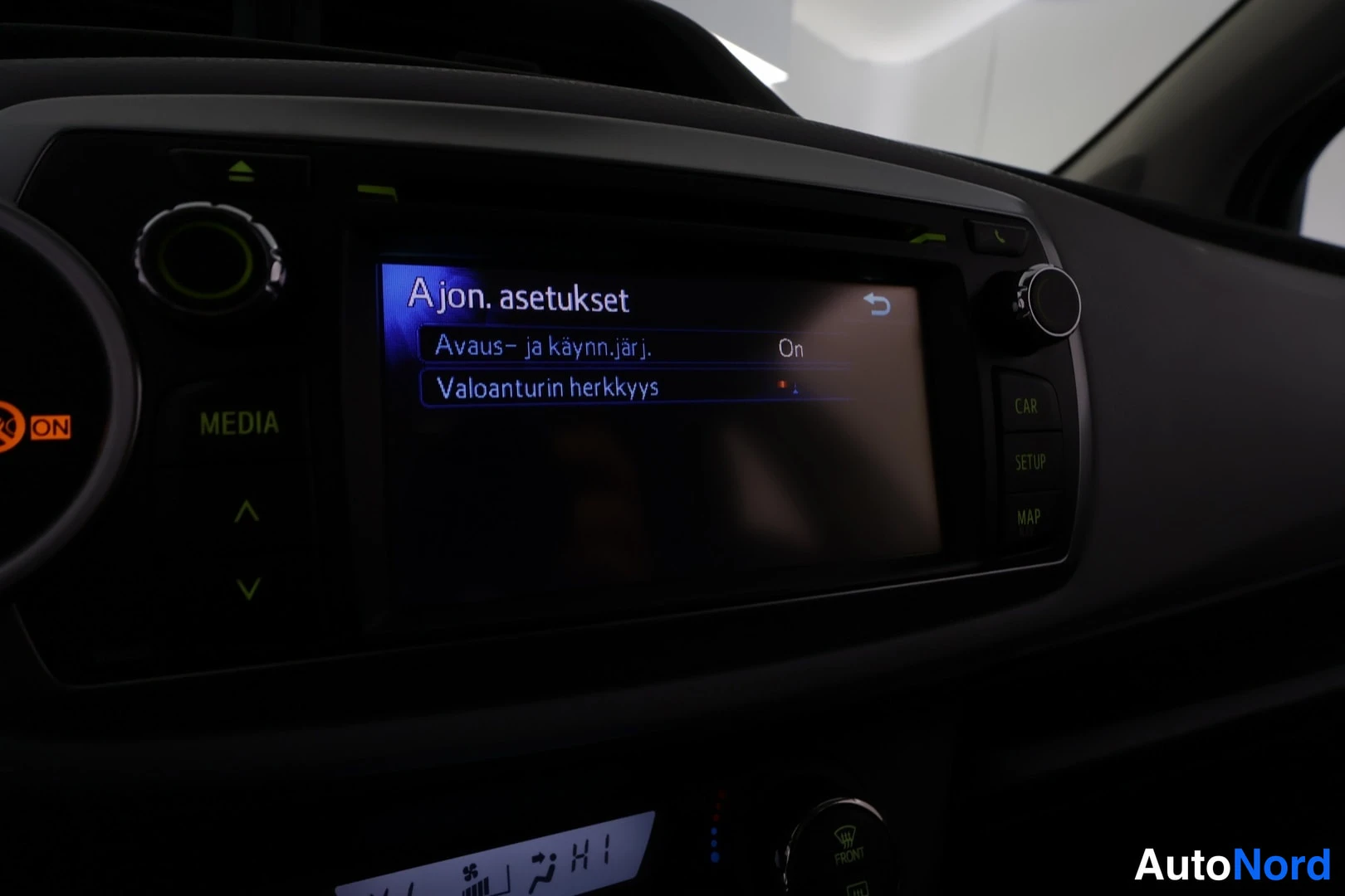 Valkoinen Toyota Yaris Hybrid 2014, yksityiskohta, kuva 31