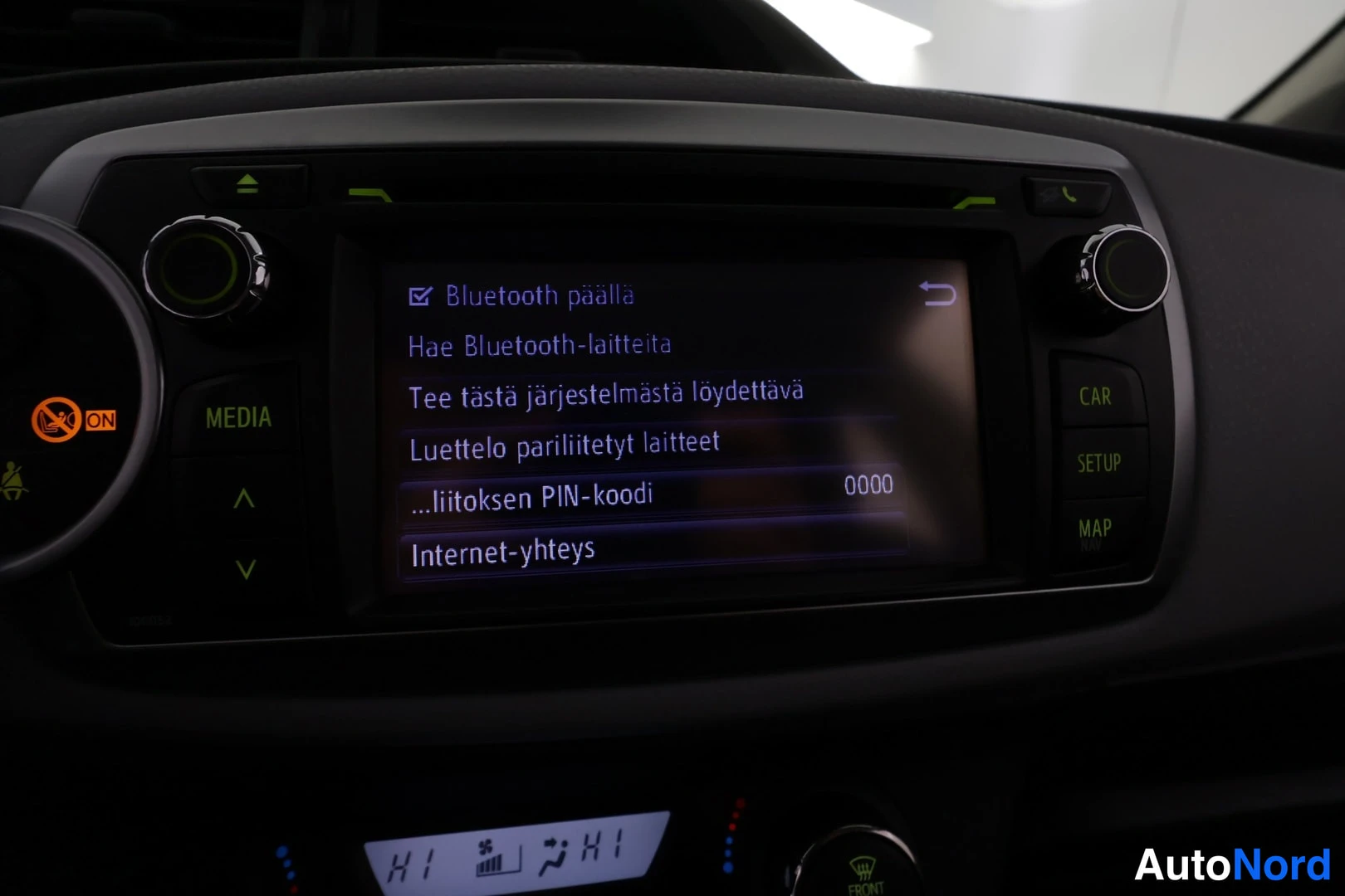 Valkoinen Toyota Yaris Hybrid 2014, yksityiskohta, kuva 32