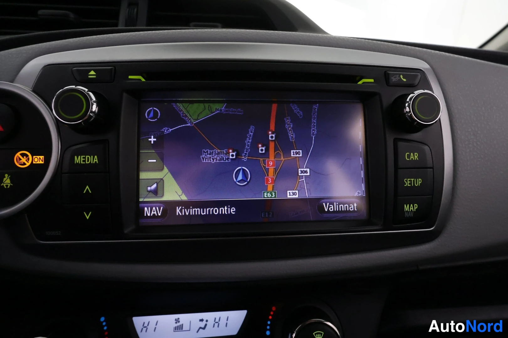 Valkoinen Toyota Yaris Hybrid 2014, yksityiskohta, kuva 33