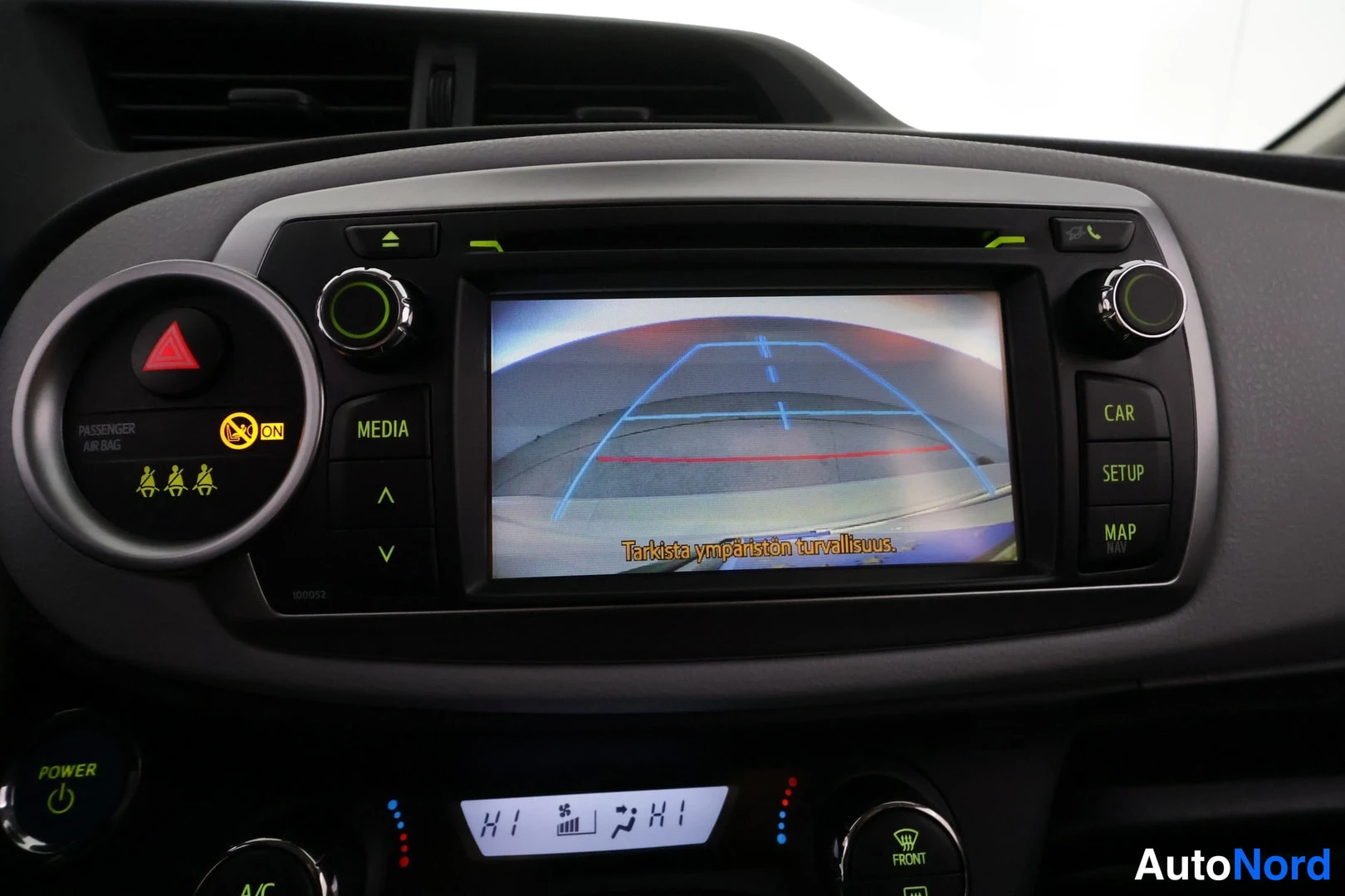 Valkoinen Toyota Yaris Hybrid 2014, yksityiskohta, kuva 34