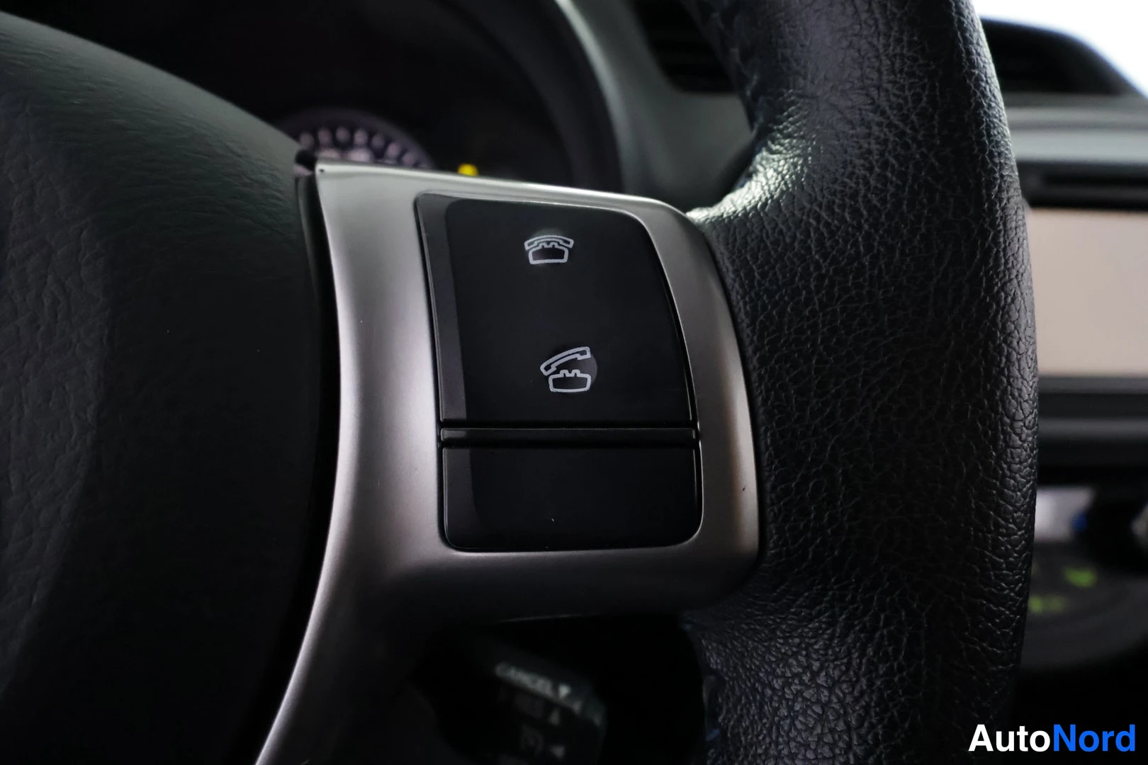 Valkoinen Toyota Yaris Hybrid 2014, kuva 40