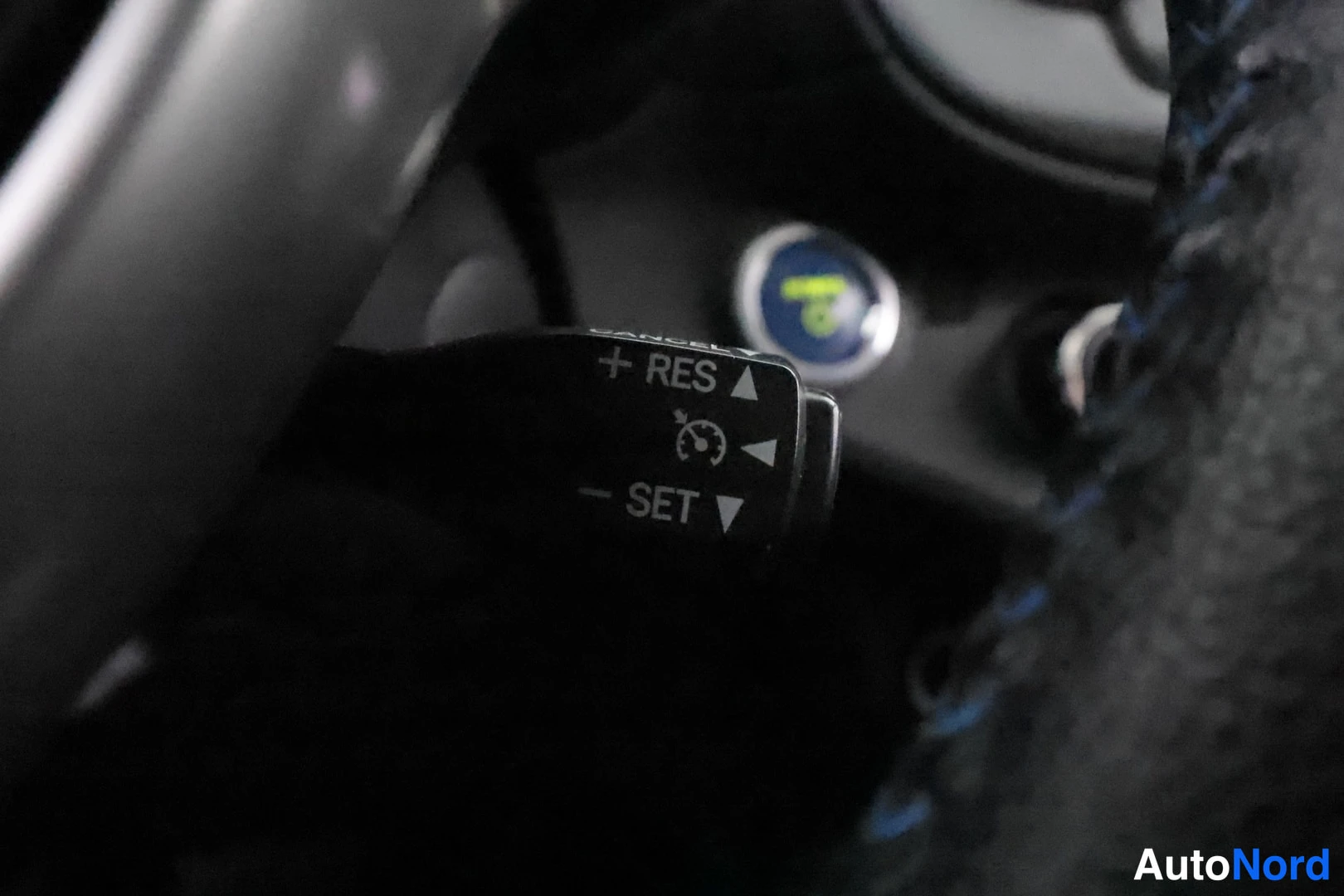 Valkoinen Toyota Yaris Hybrid 2014, yksityiskohta, kuva 37