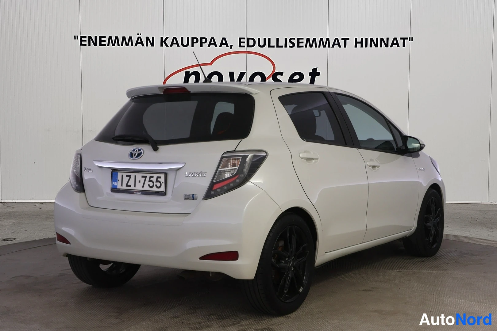 Valkoinen Toyota Yaris Hybrid 2014, takaviisto, kuva 5