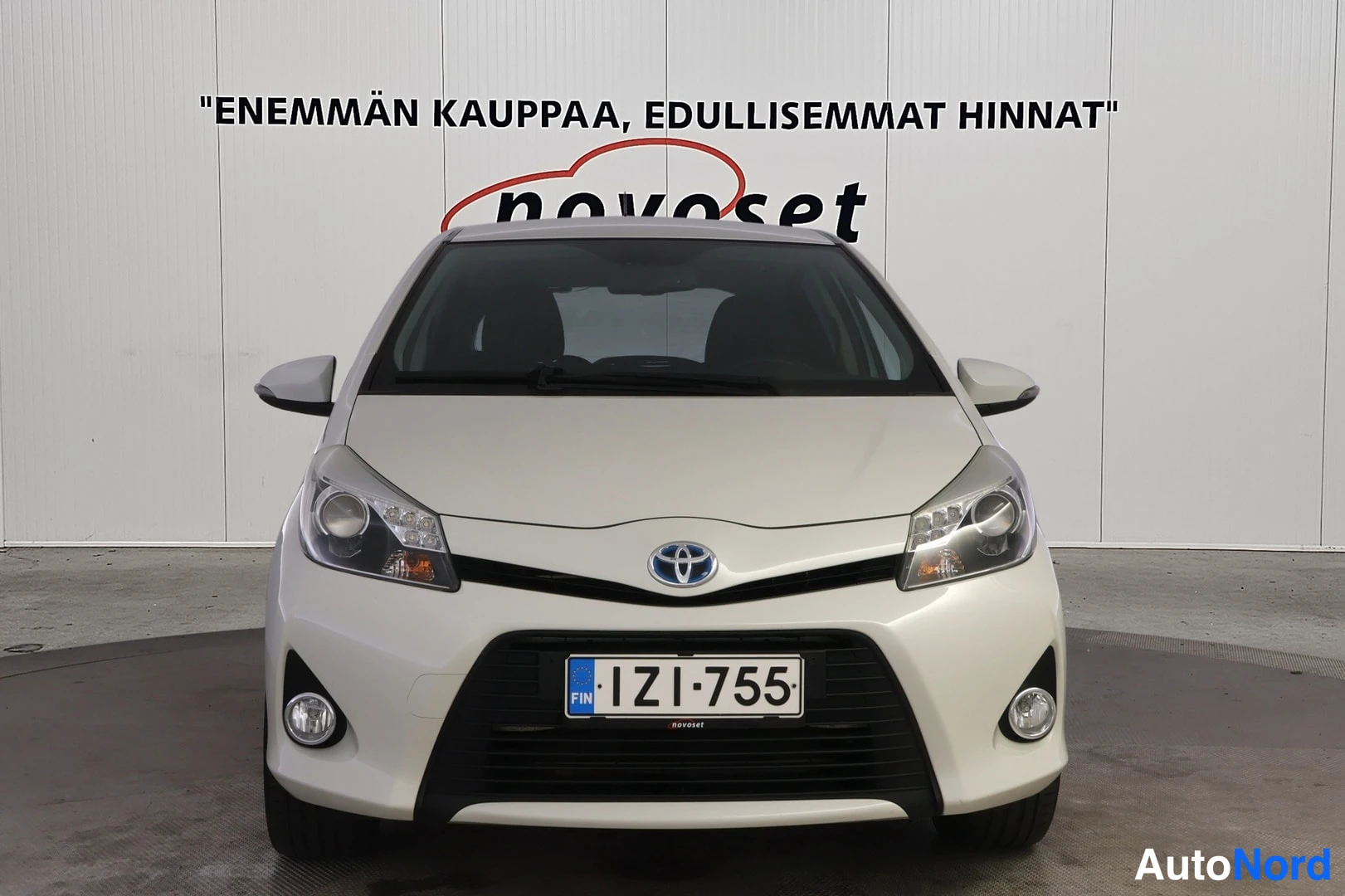 Valkoinen Toyota Yaris Hybrid 2014, edestä, kuva 3