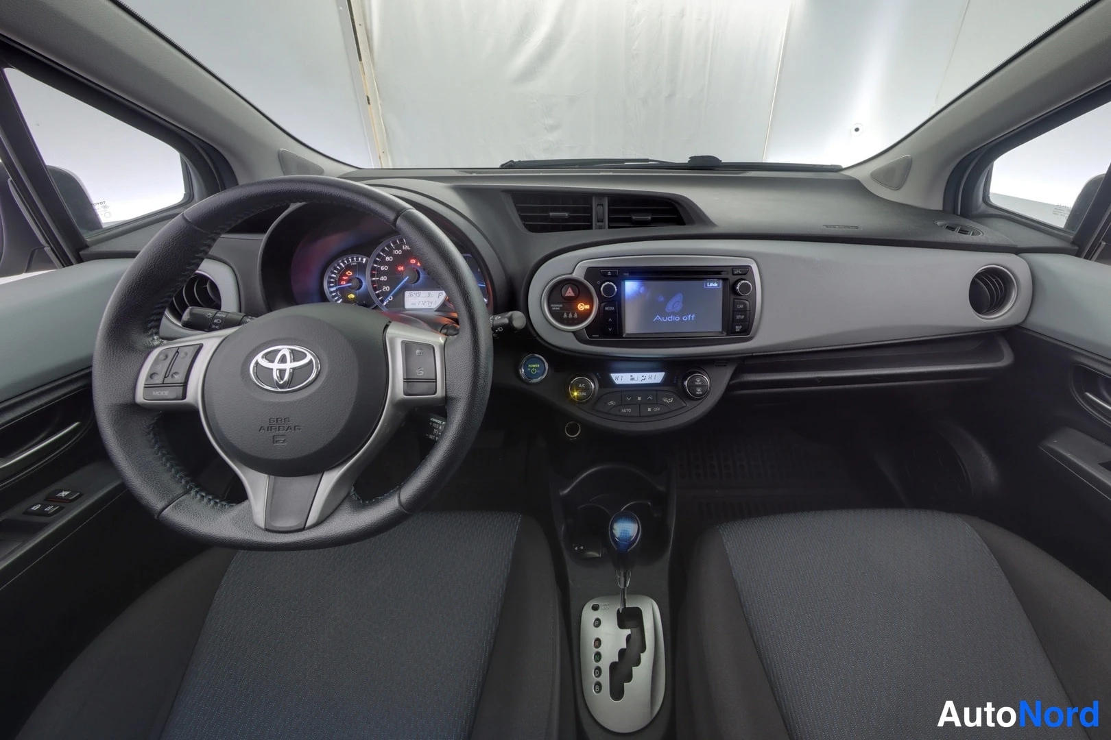 Valkoinen Toyota Yaris Hybrid 2014, ohjaamo, kuva 7