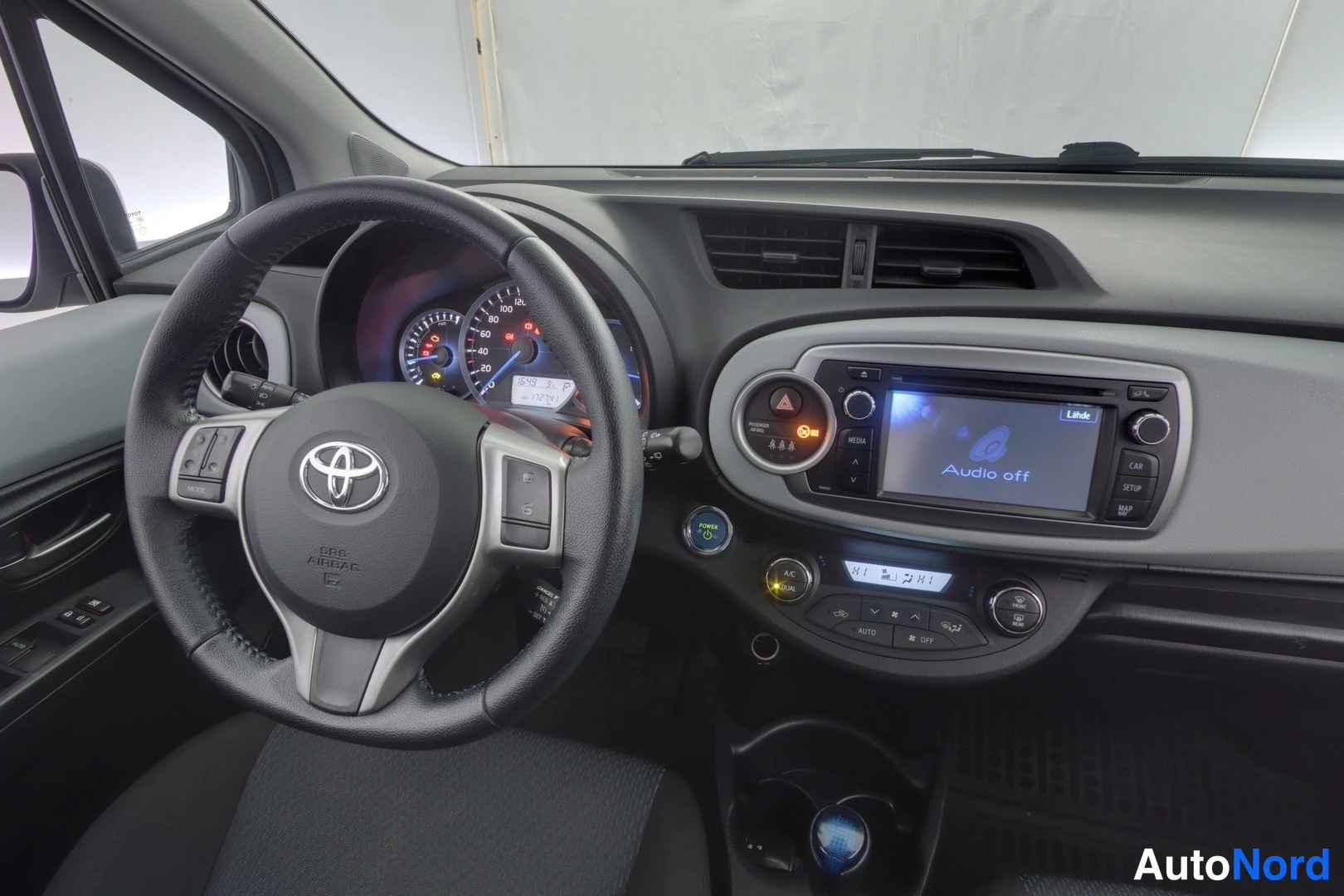 Valkoinen Toyota Yaris Hybrid 2014, ohjaamo, kuva 8