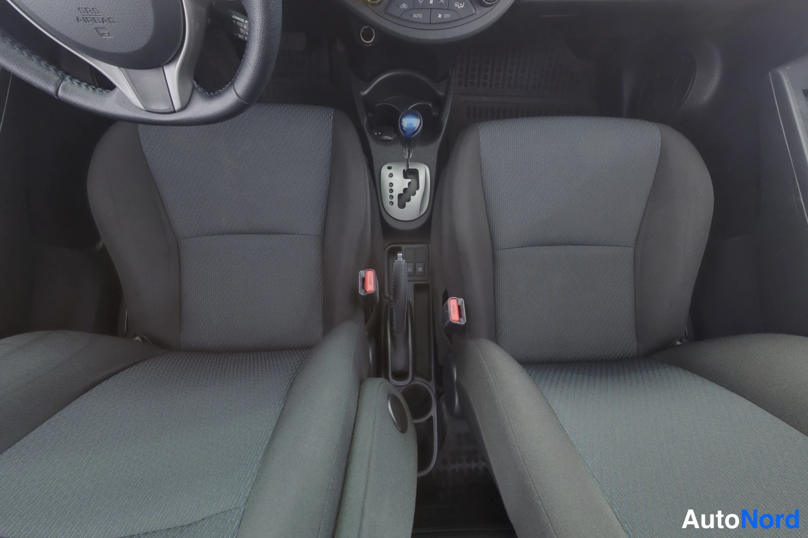 Valkoinen Toyota Yaris Hybrid 2014, ohjaamo, kuva 9