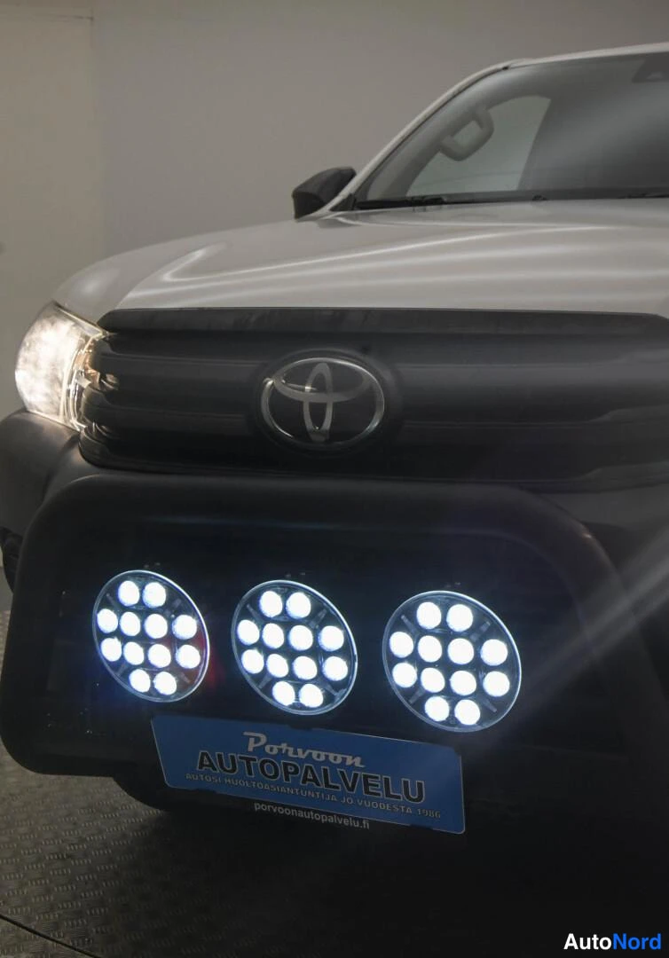 Valkoinen Toyota Hilux 2018, yksityiskohta, kuva 19