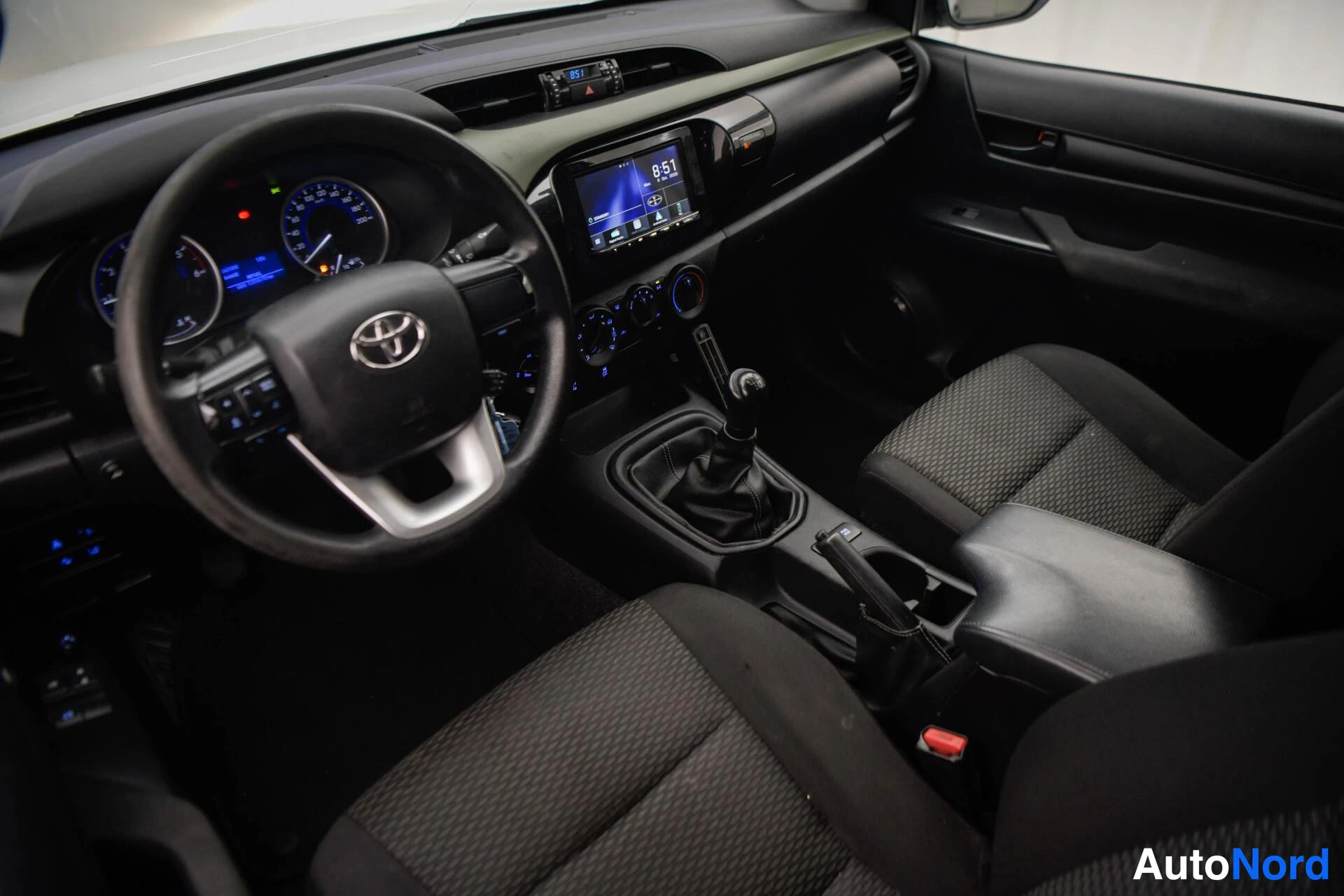 Valkoinen Toyota Hilux 2018, ohjaamo, kuva 10