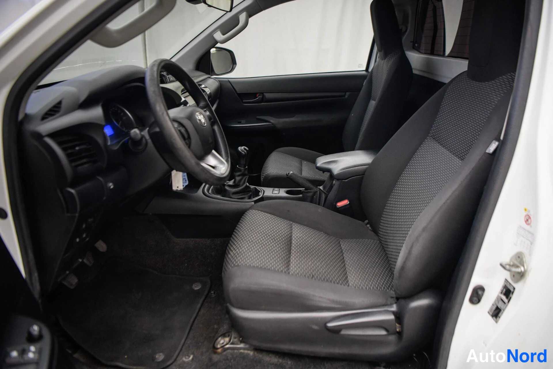 Valkoinen Toyota Hilux 2018, etuistuimet, kuva 11