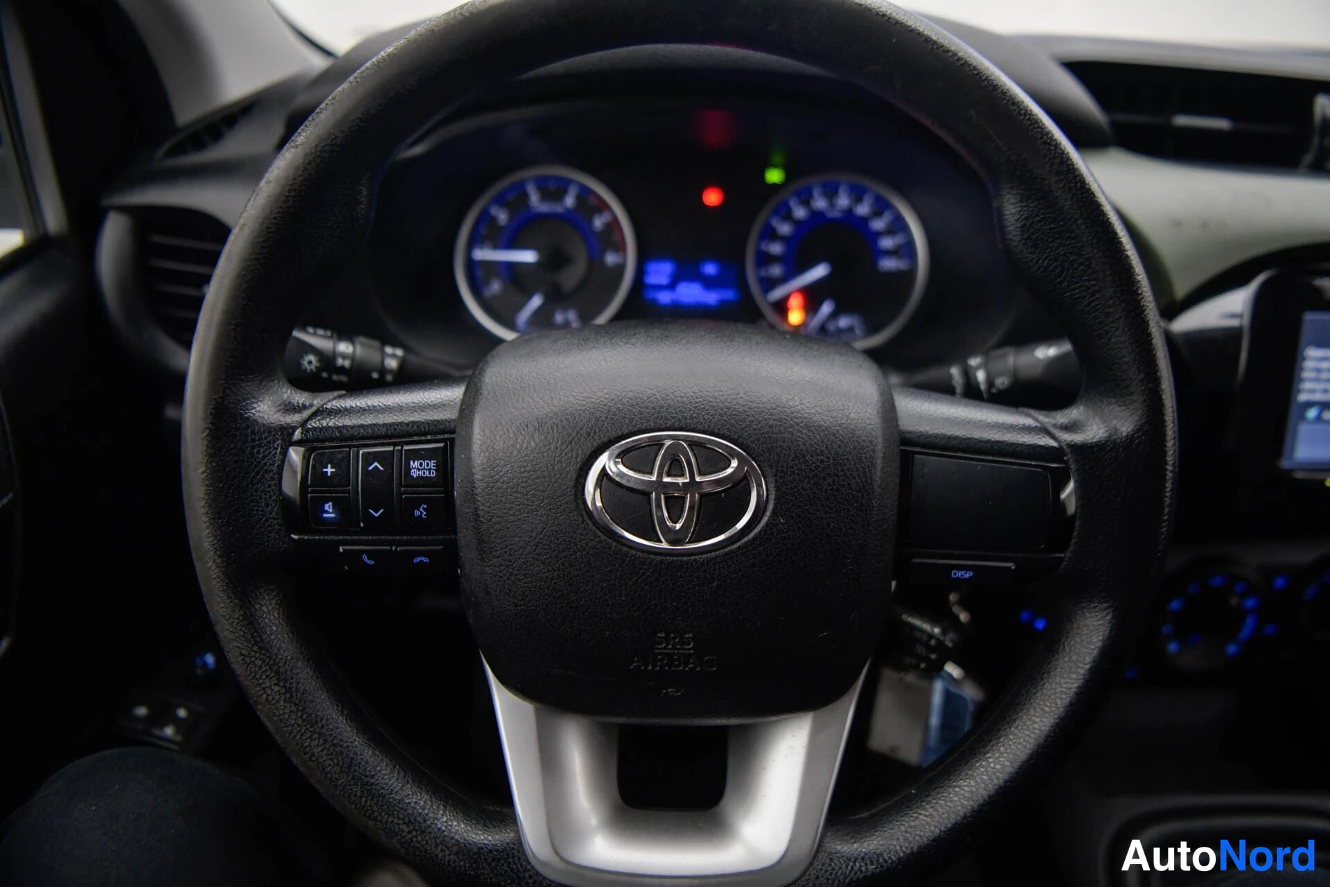 Valkoinen Toyota Hilux 2018, yksityiskohta, kuva 15