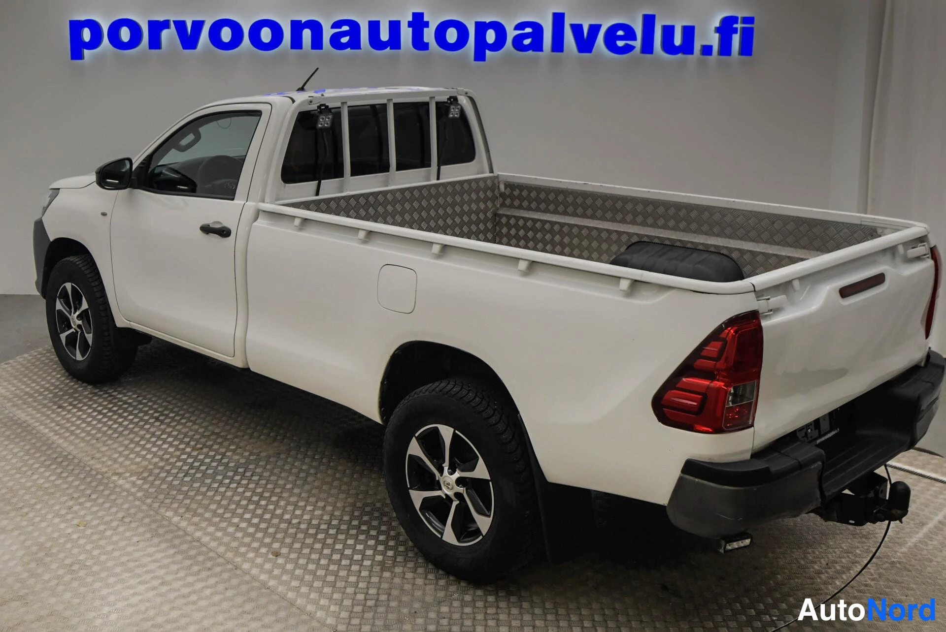 Valkoinen Toyota Hilux 2018, takaviisto, kuva 6