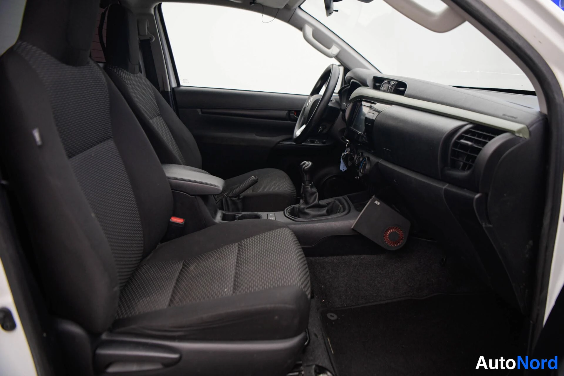 Valkoinen Toyota Hilux 2018, etuistuimet, kuva 12