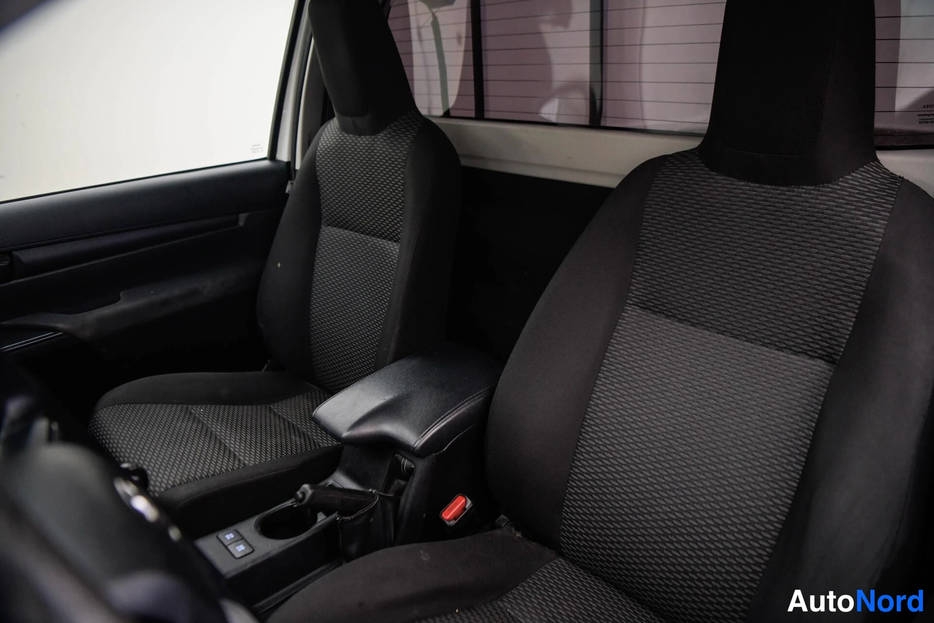 Valkoinen Toyota Hilux 2018, etuistuimet, kuva 13