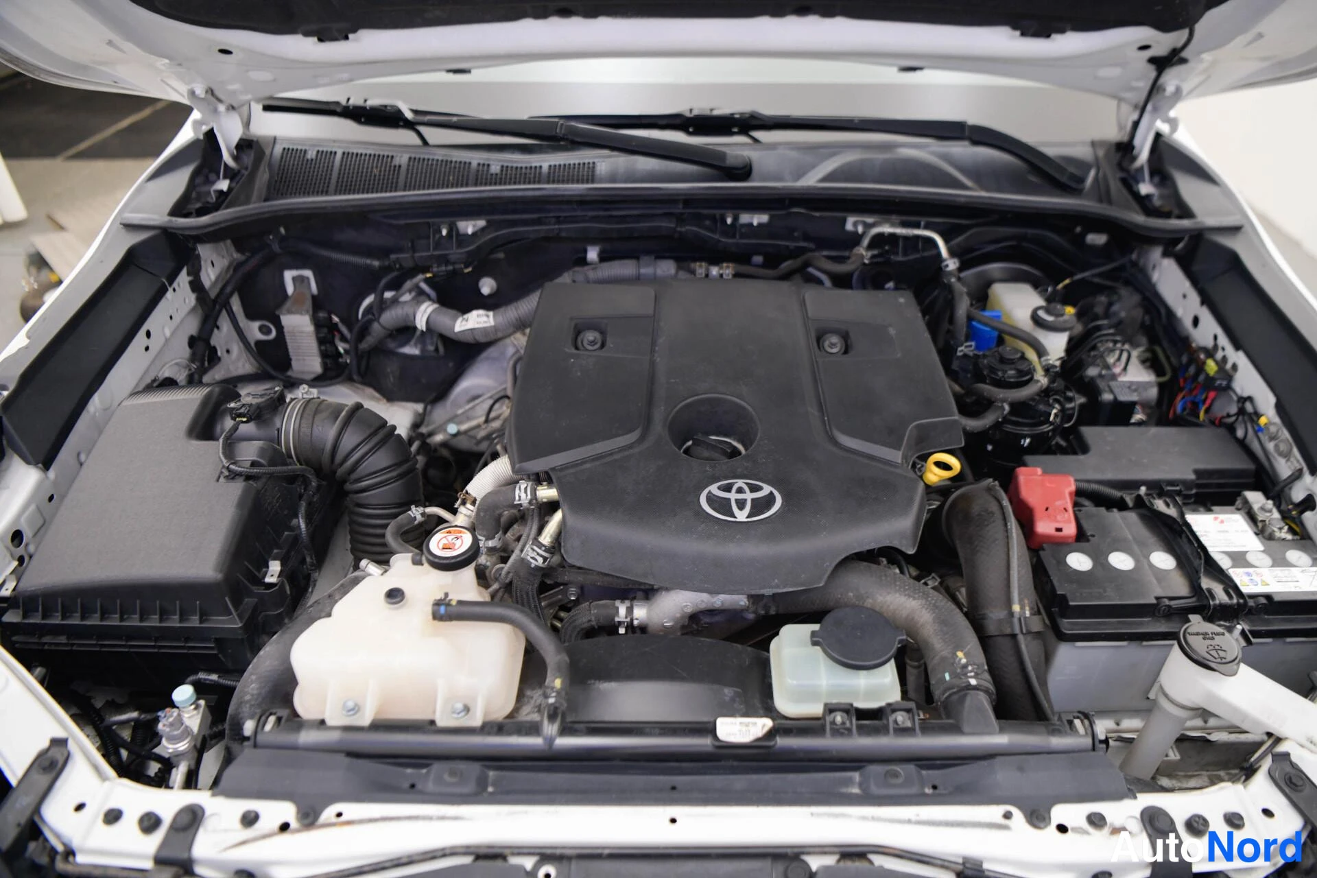 Valkoinen Toyota Hilux 2018, moottoritila, kuva 14
