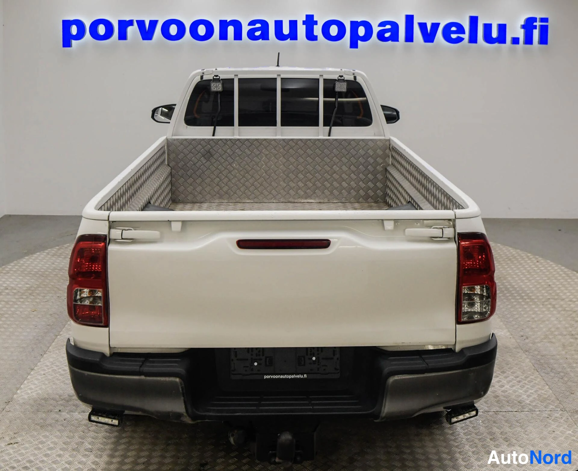 Valkoinen Toyota Hilux 2018, takaa, kuva 8