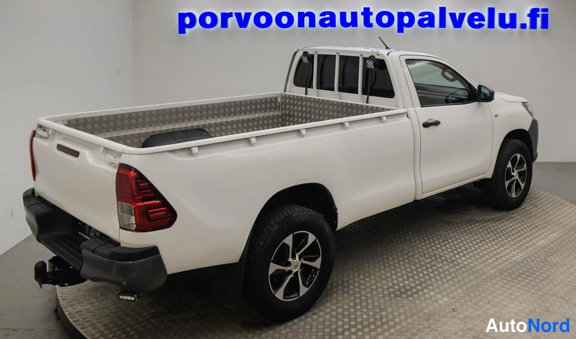 Valkoinen Toyota Hilux 2018, takaviisto, kuva 7