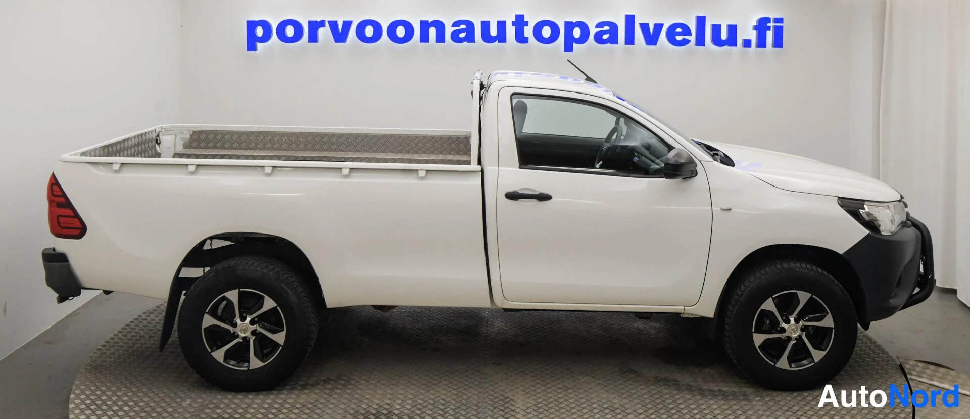 Valkoinen Toyota Hilux 2018, etuviisto, keula oikealle, kuva 3