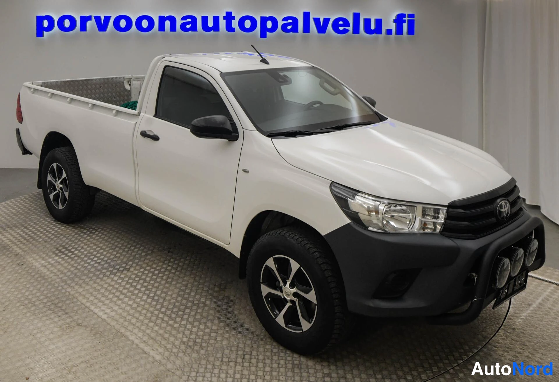 Valkoinen Toyota Hilux 2018, etuviisto, keula oikealle, kuva 4