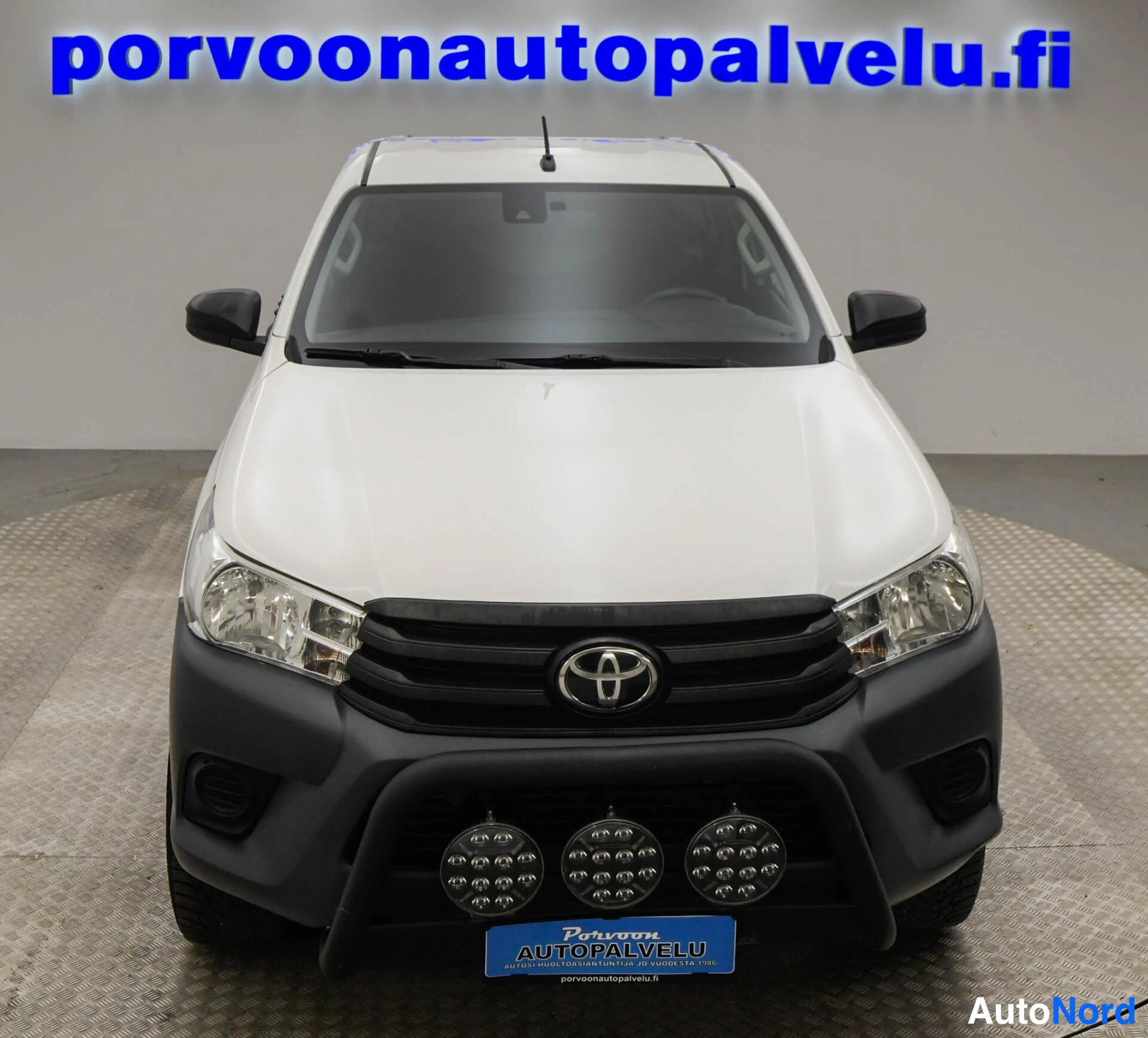 Valkoinen Toyota Hilux 2018, edestä, kuva 5