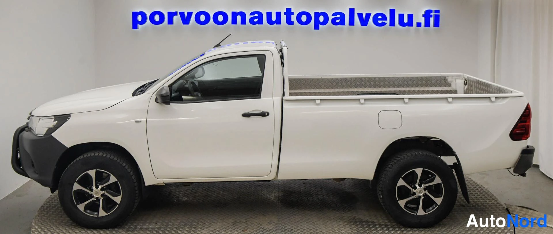 Valkoinen Toyota Hilux 2018, etuviisto, keula vasemmalle, kuva 2
