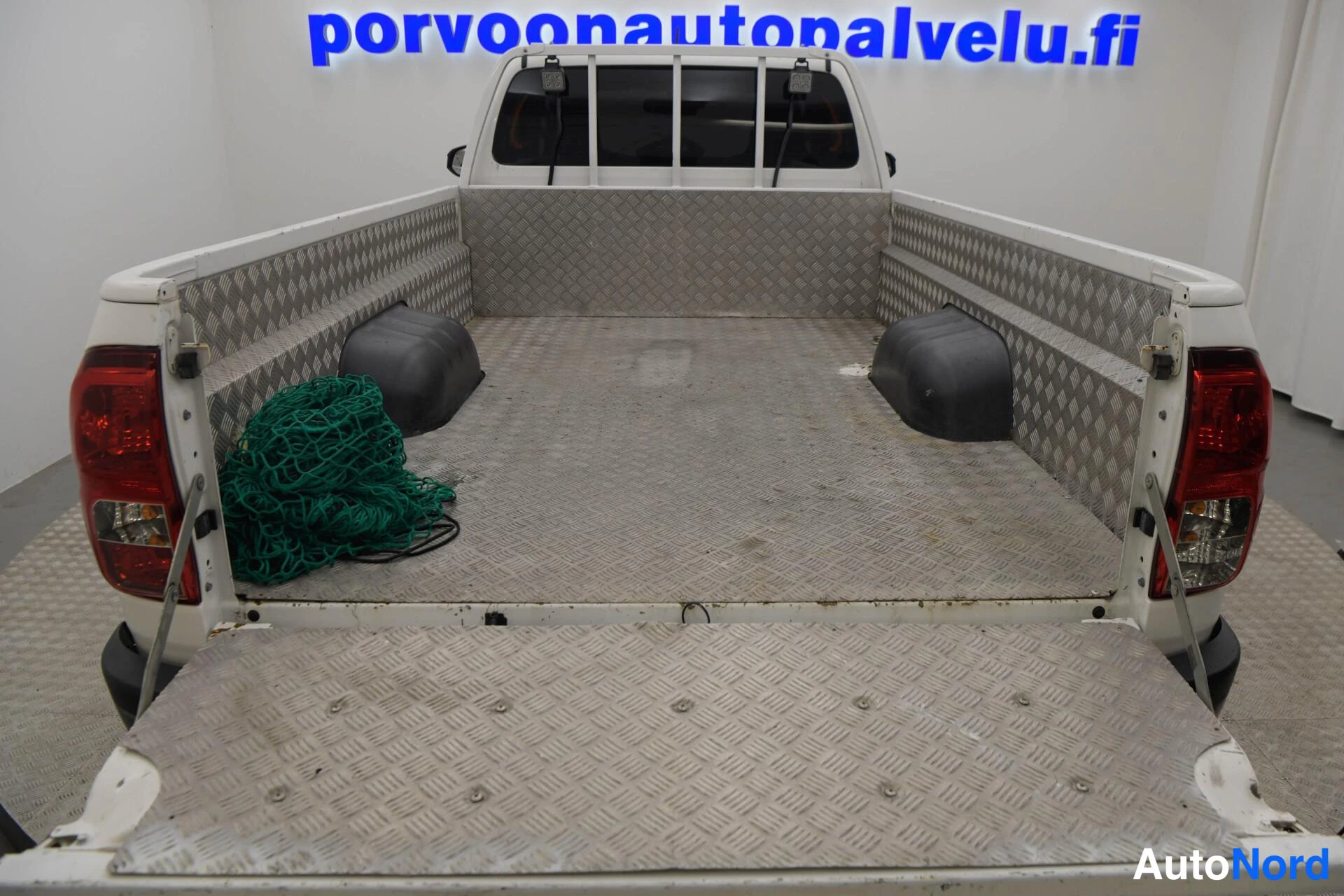 Valkoinen Toyota Hilux 2018, takaa, kuva 9