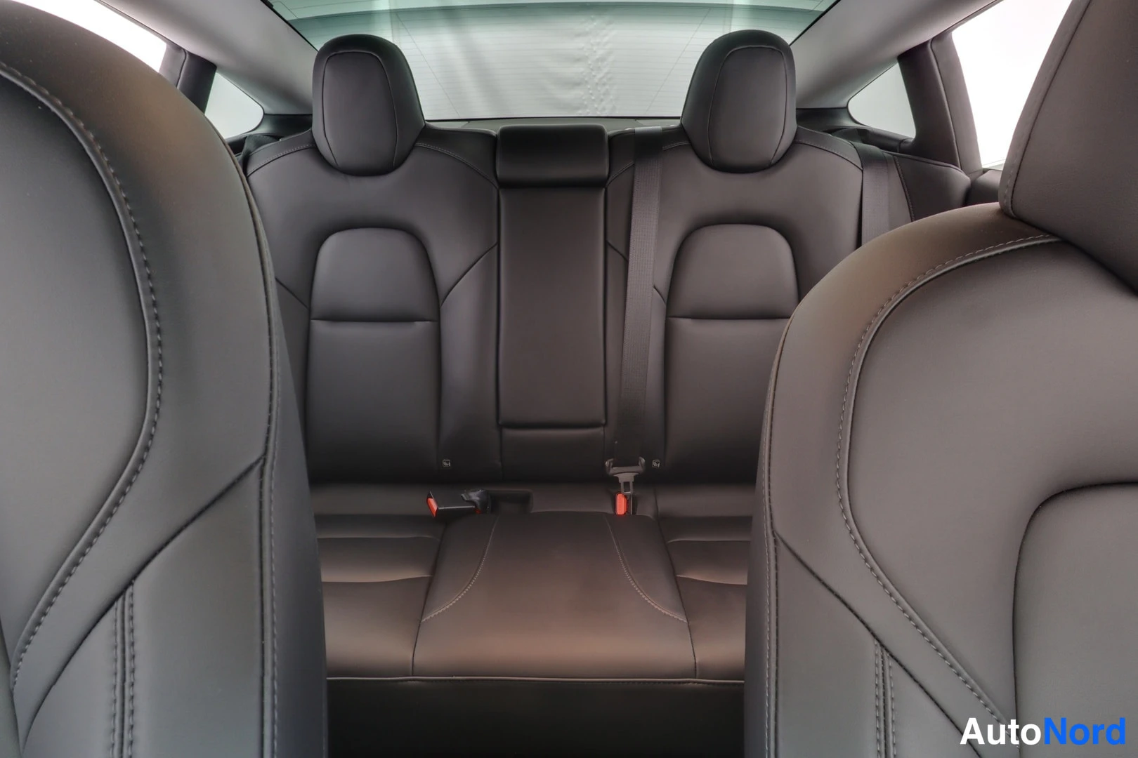 Sininen Tesla Model 3 2022, takaistuimet, kuva 11