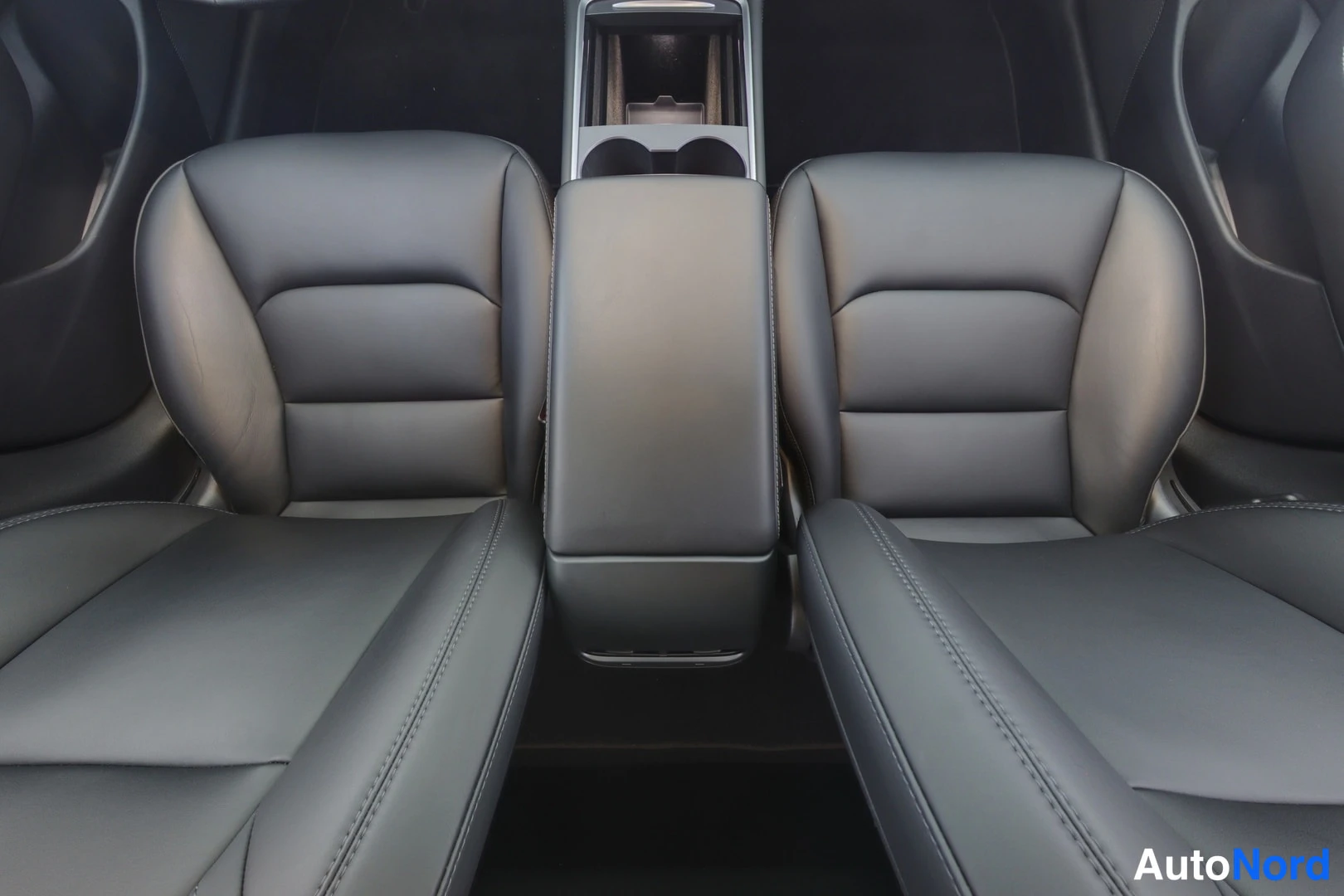 Sininen Tesla Model 3 2022, etuistuimet, kuva 10