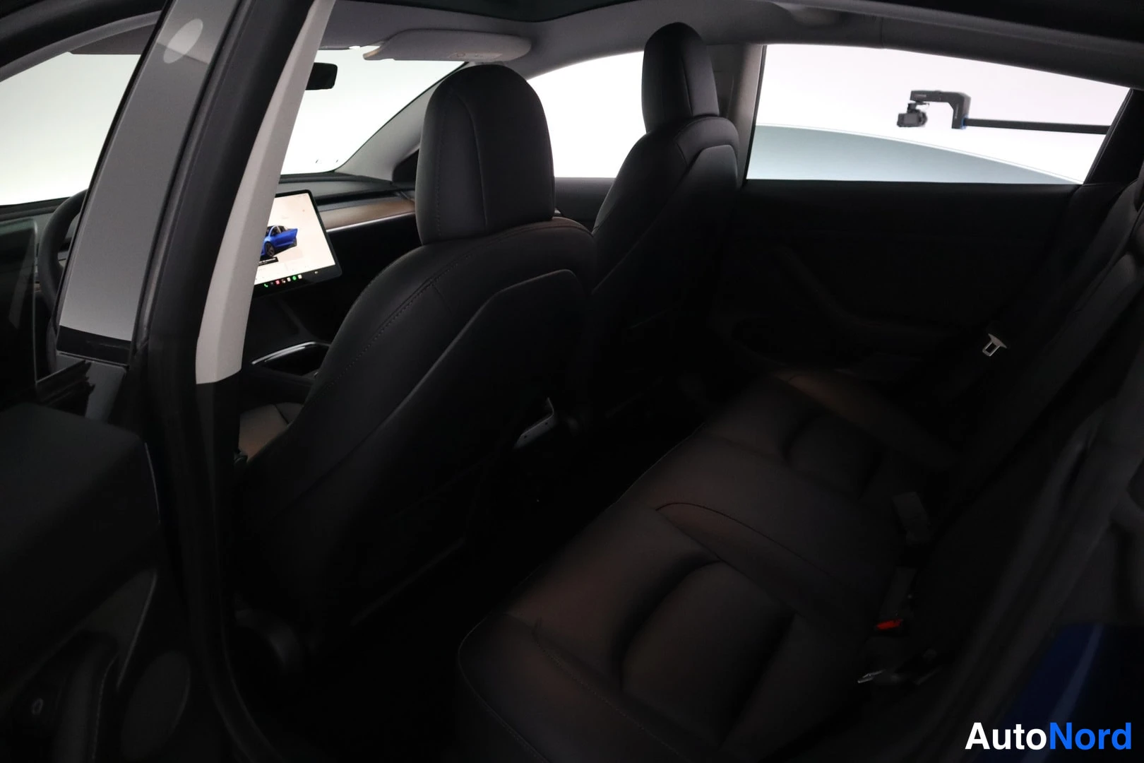 Sininen Tesla Model 3 2022, takaistuimet, kuva 12