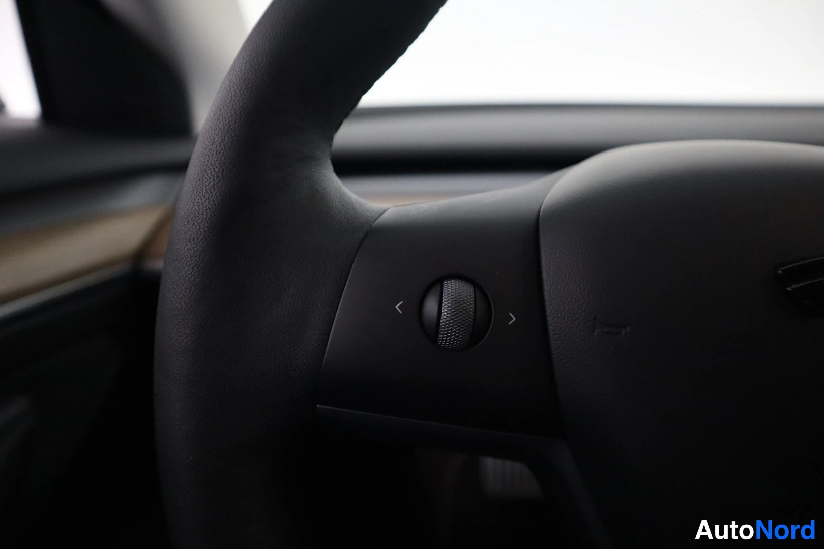 Sininen Tesla Model 3 2022, yksityiskohta, kuva 15