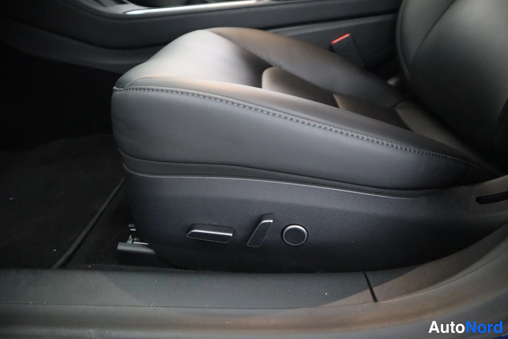 Sininen Tesla Model 3 2022, yksityiskohta, kuva 18