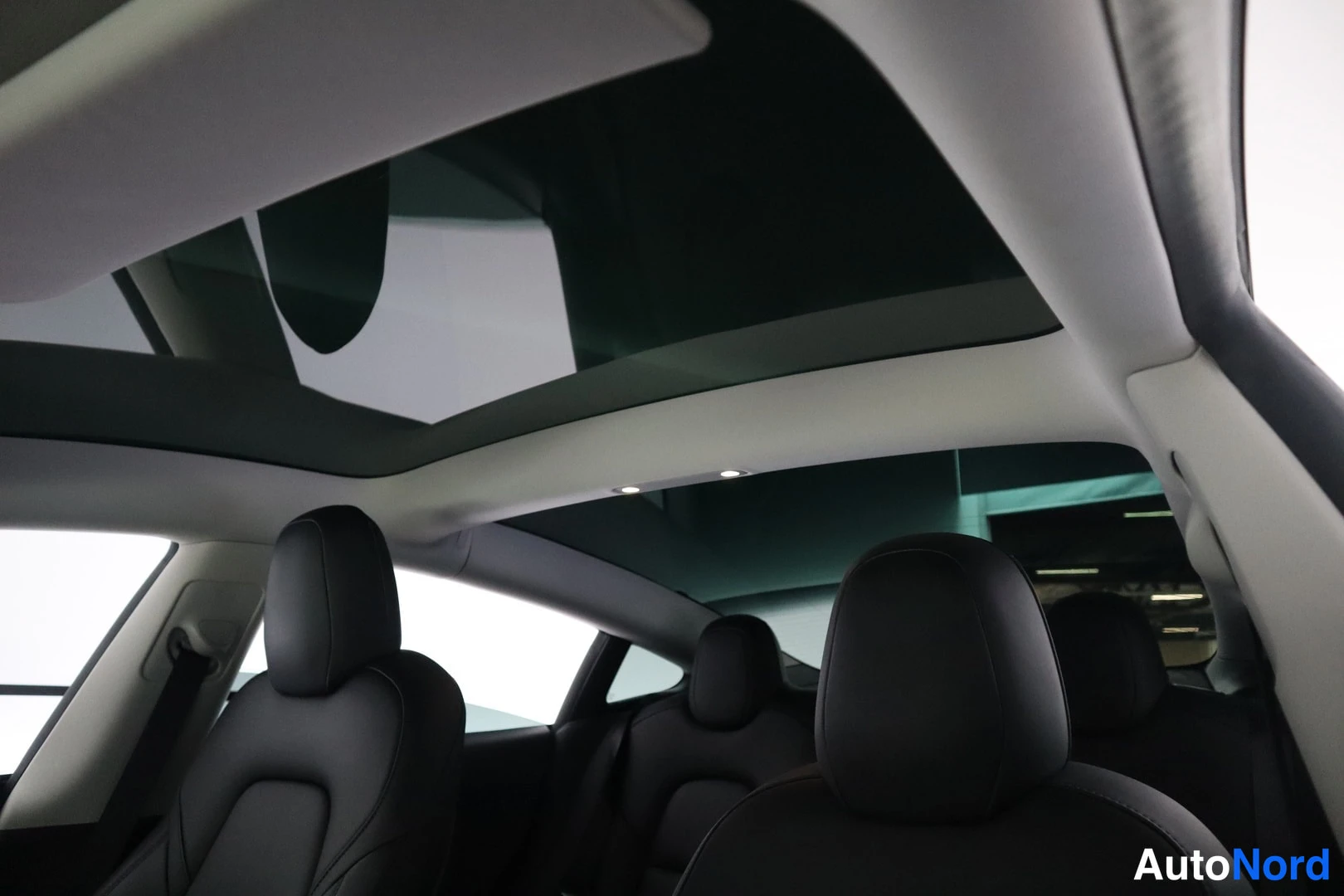 Sininen Tesla Model 3 2022, ohjaamo, kuva 9