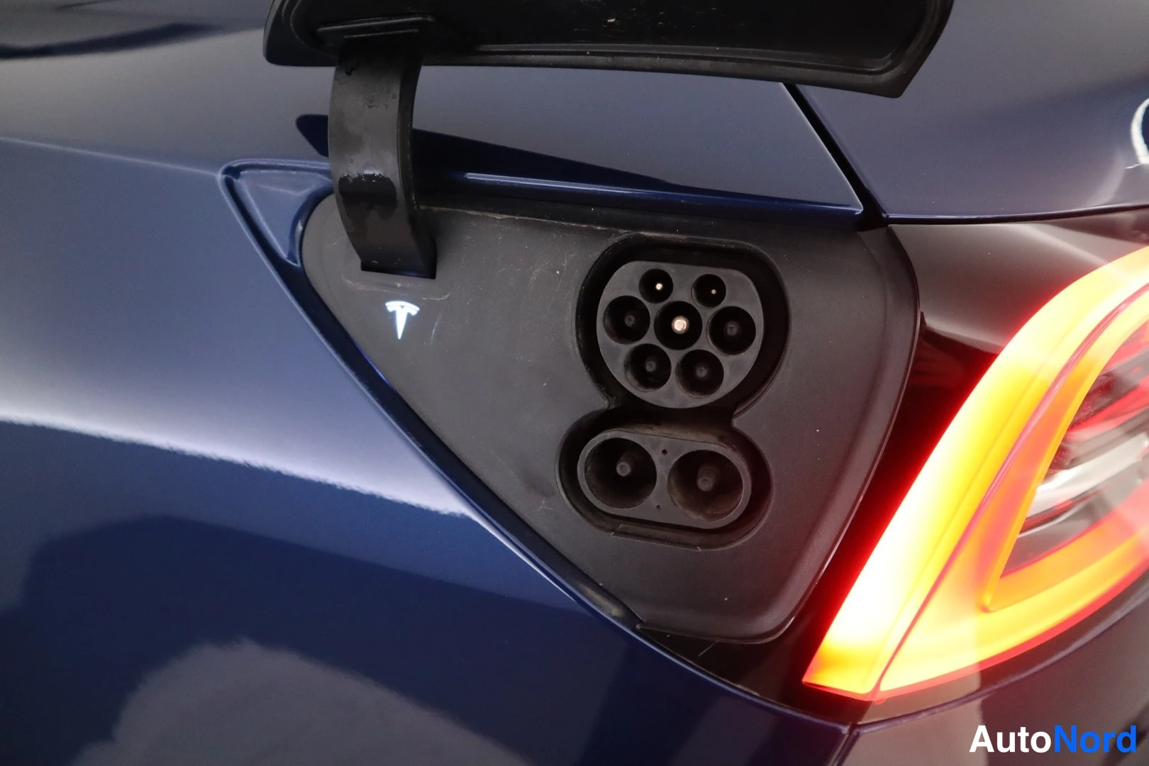 Sininen Tesla Model 3 2022, yksityiskohta, kuva 19