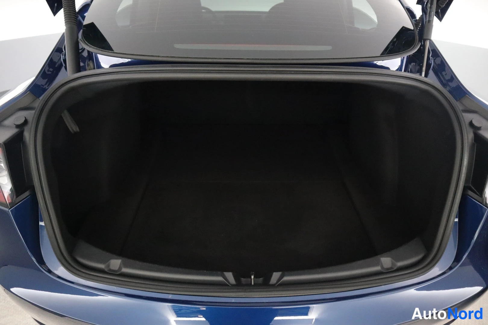 Sininen Tesla Model 3 2022, tavaratila, kuva 14