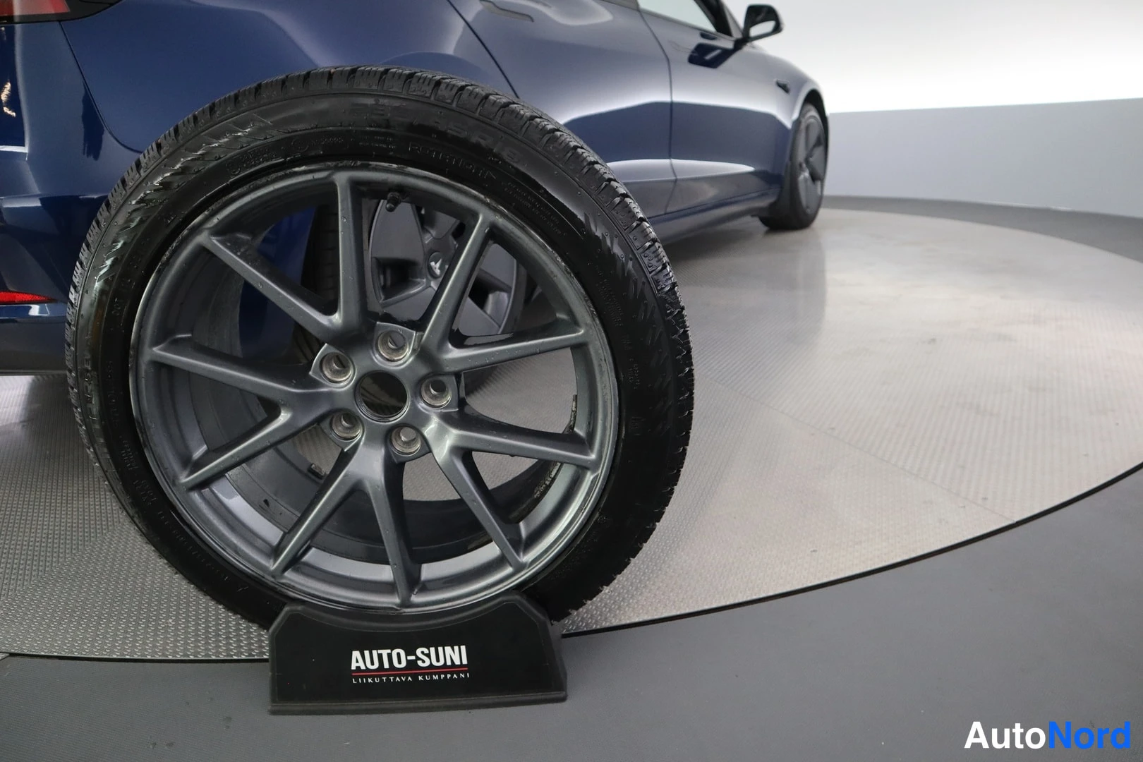 Sininen Tesla Model 3 2022, yksityiskohta, kuva 25