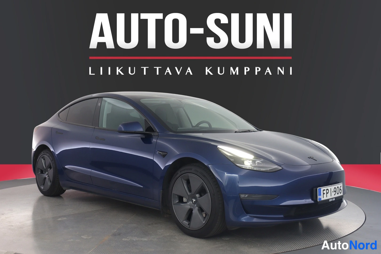 Sininen Tesla Model 3 2022, etuviisto, keula oikealle, kuva 3