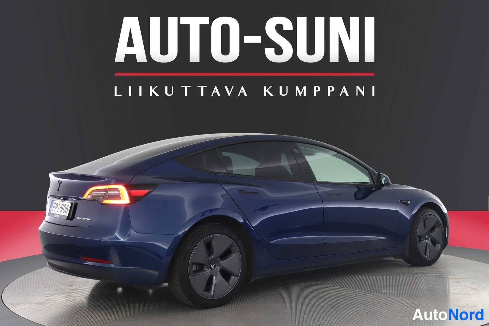 Sininen Tesla Model 3 2022, takaviisto, kuva 4
