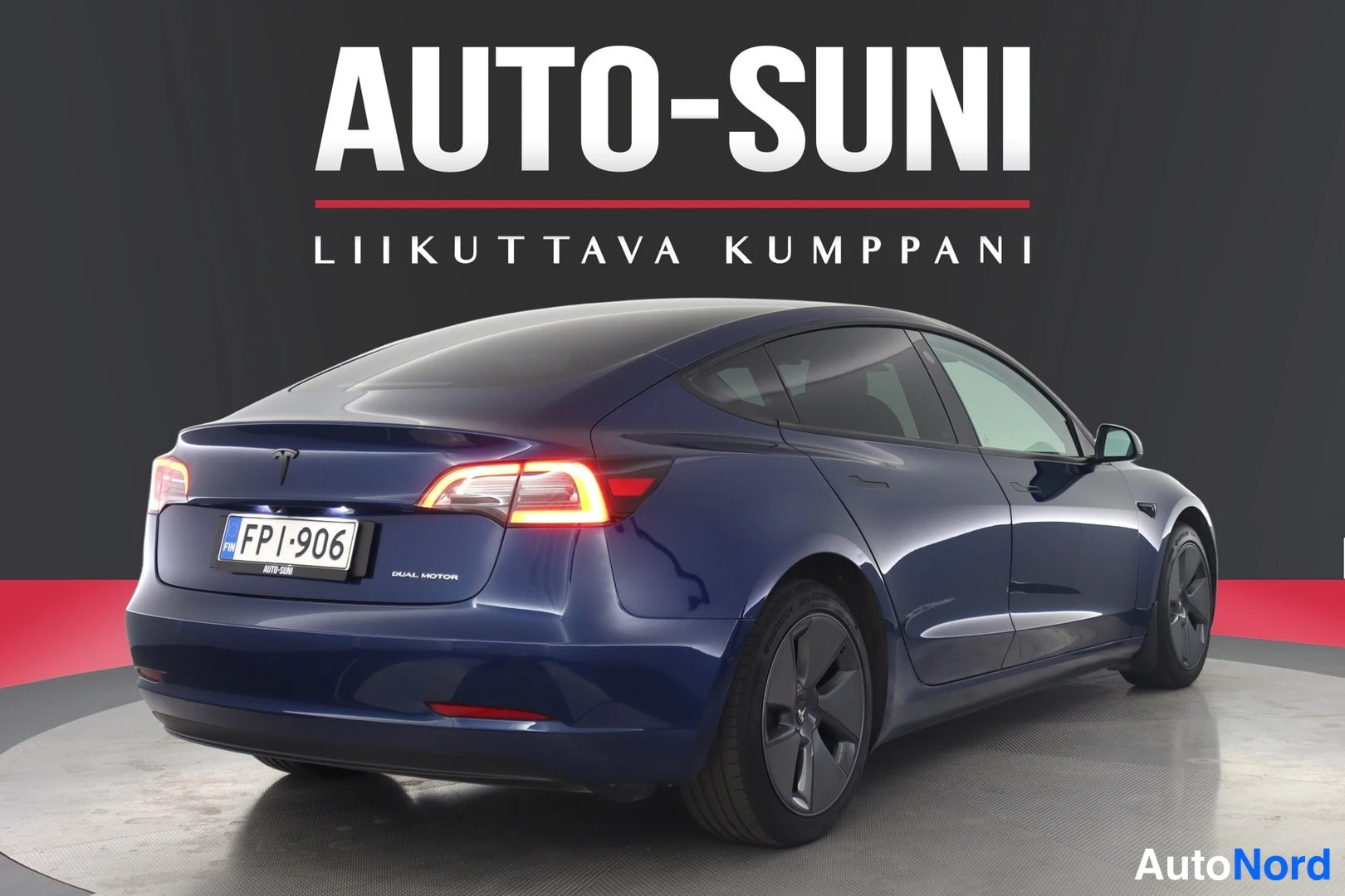 Sininen Tesla Model 3 2022, takaviisto, kuva 5
