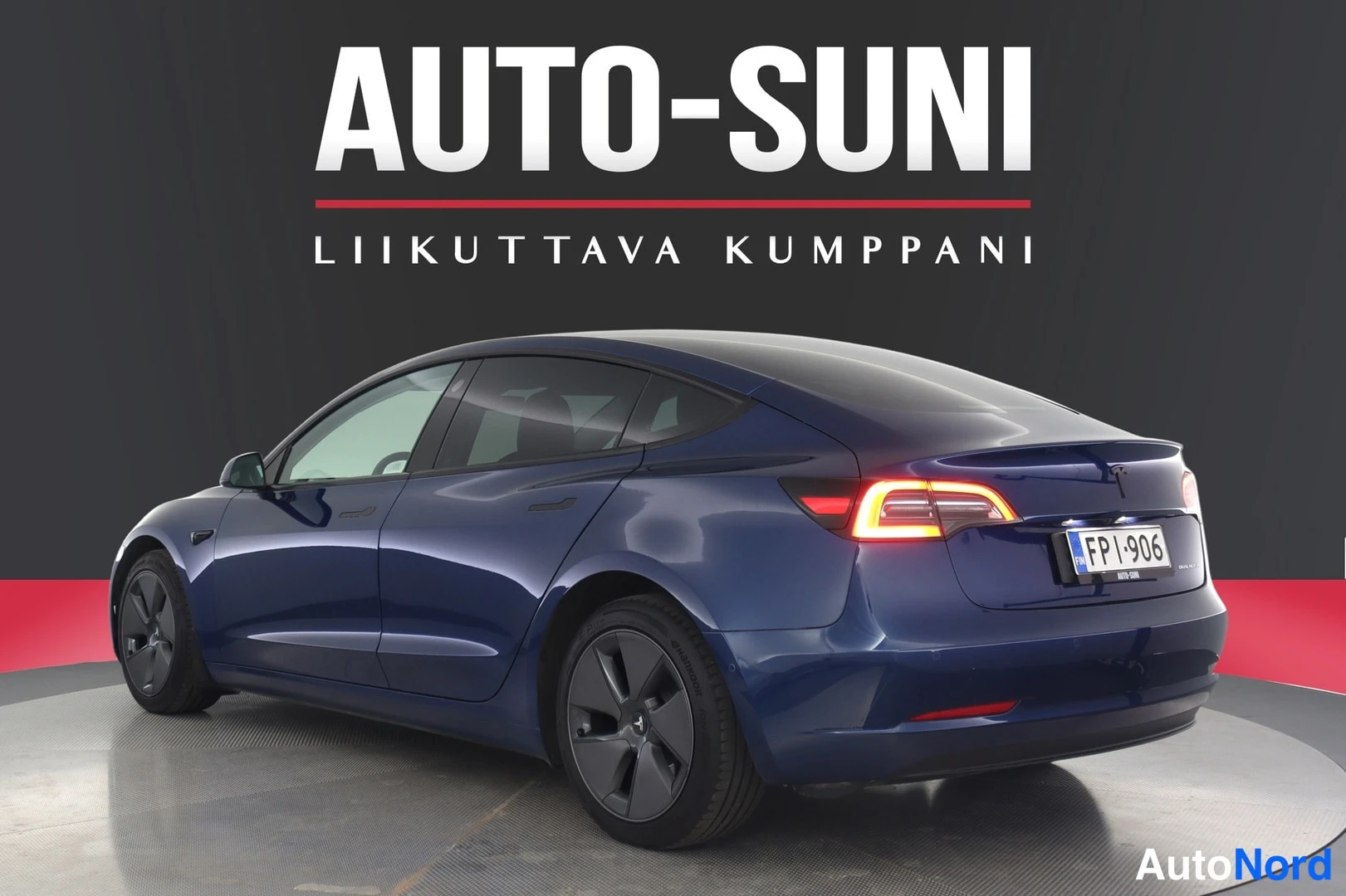 Sininen Tesla Model 3 2022, takaviisto, kuva 6