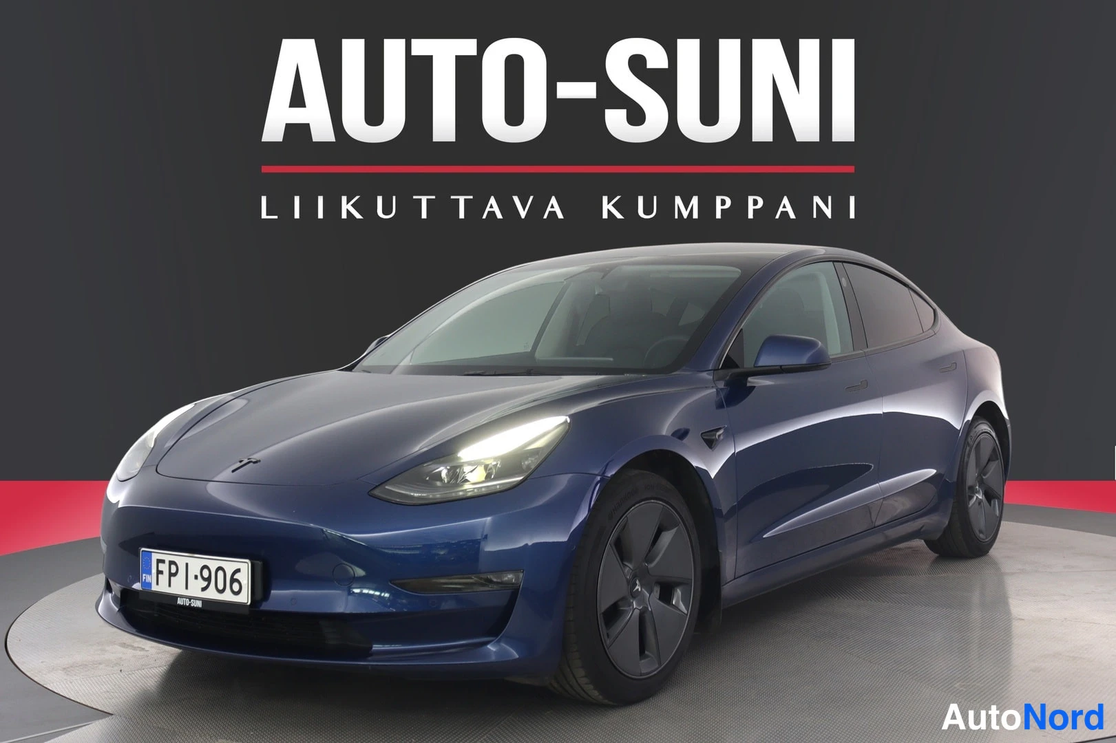 Sininen Tesla Model 3 2022, etuviisto, keula vasemmalle, kuva 2