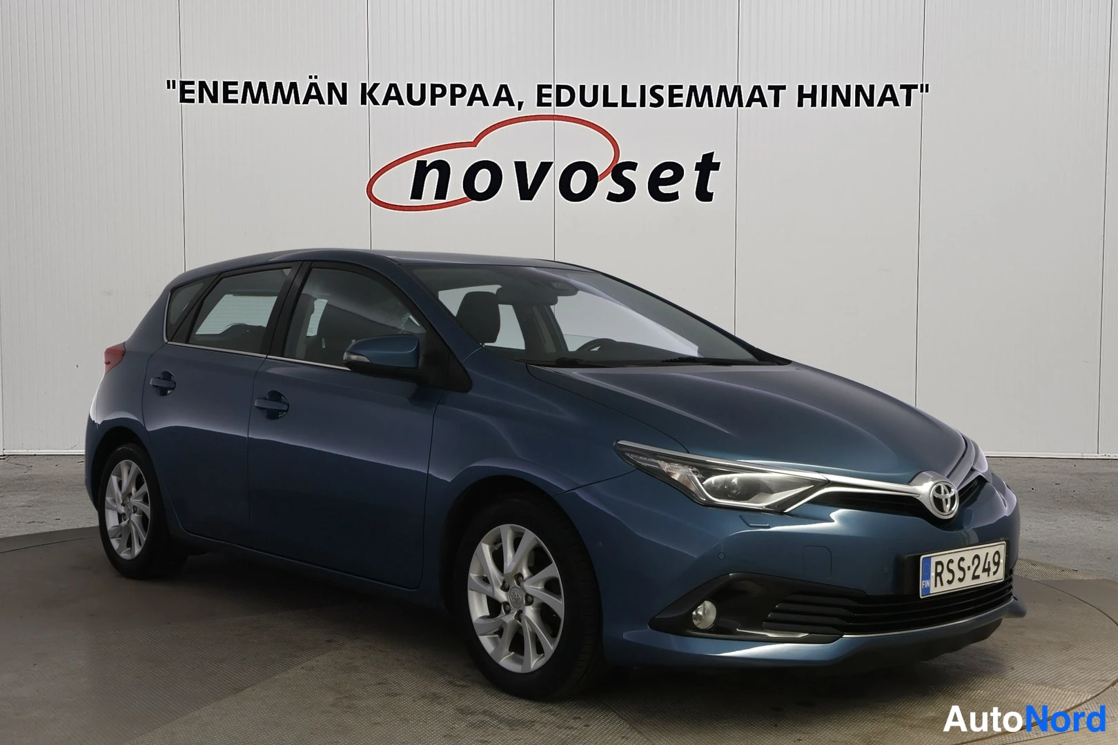 Sininen Toyota Auris 2017, etuviisto, keula oikealle, kuva 2