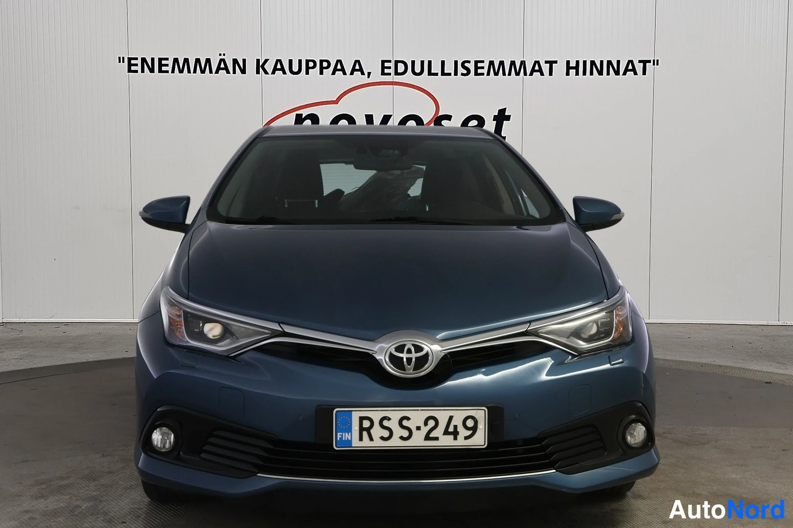 Sininen Toyota Auris 2017, edestä, kuva 3