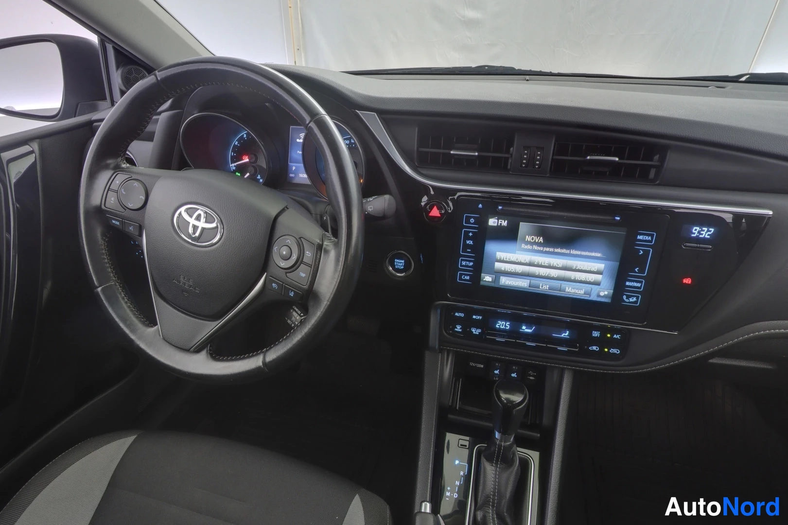 Sininen Toyota Auris 2017, ohjaamo, kuva 8