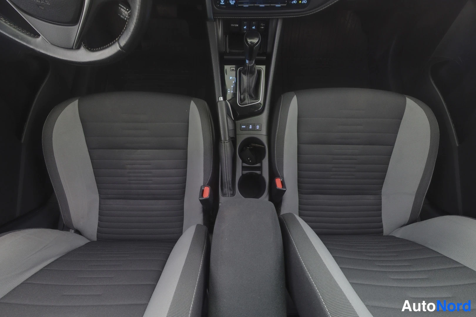 Sininen Toyota Auris 2017, etuistuimet, kuva 14